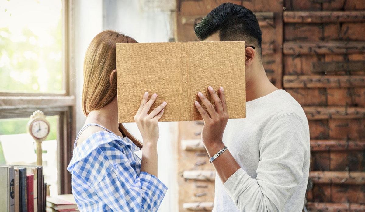 Pessoa lendo em público