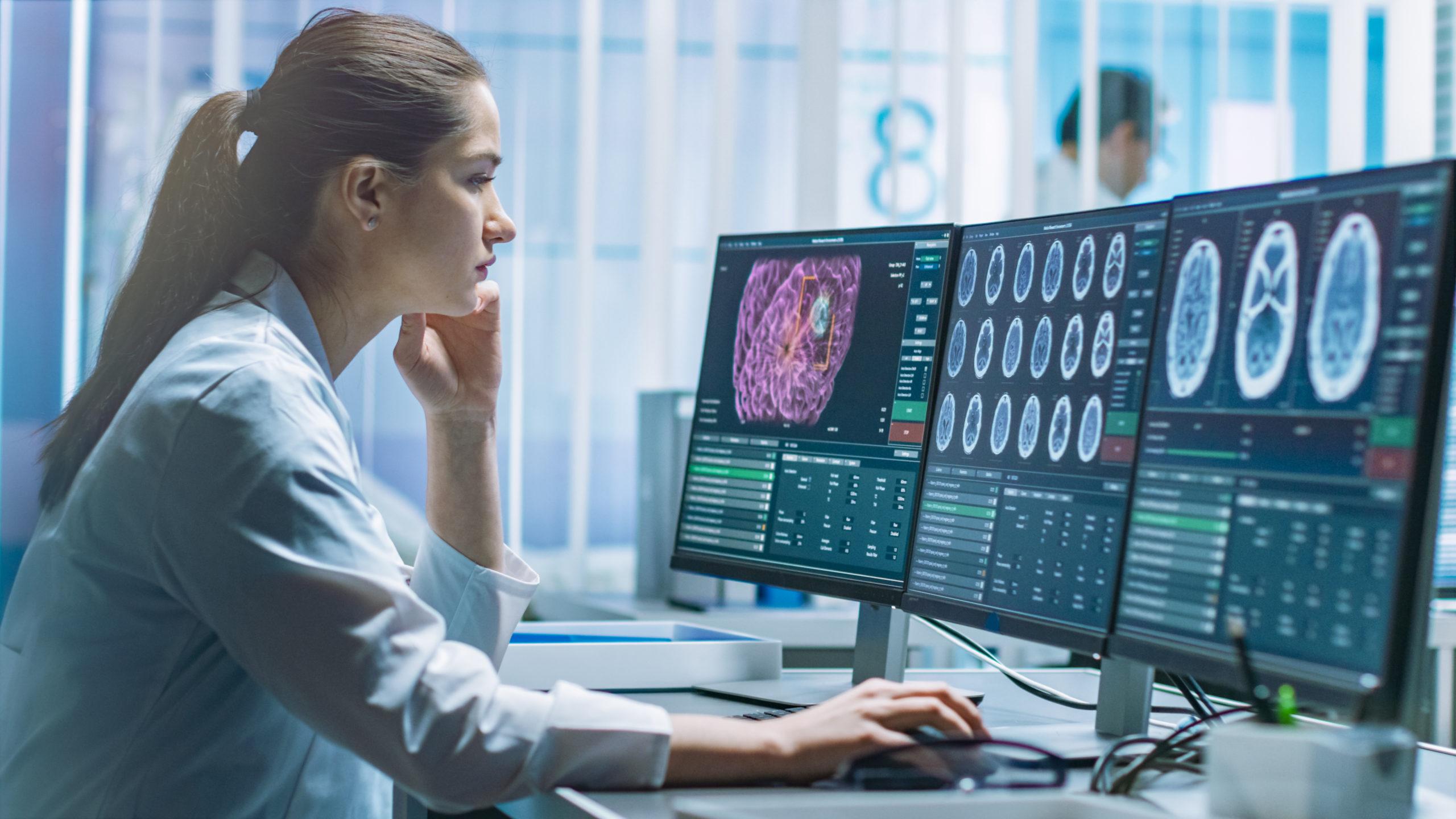 profissional de bioinformática trabalhando