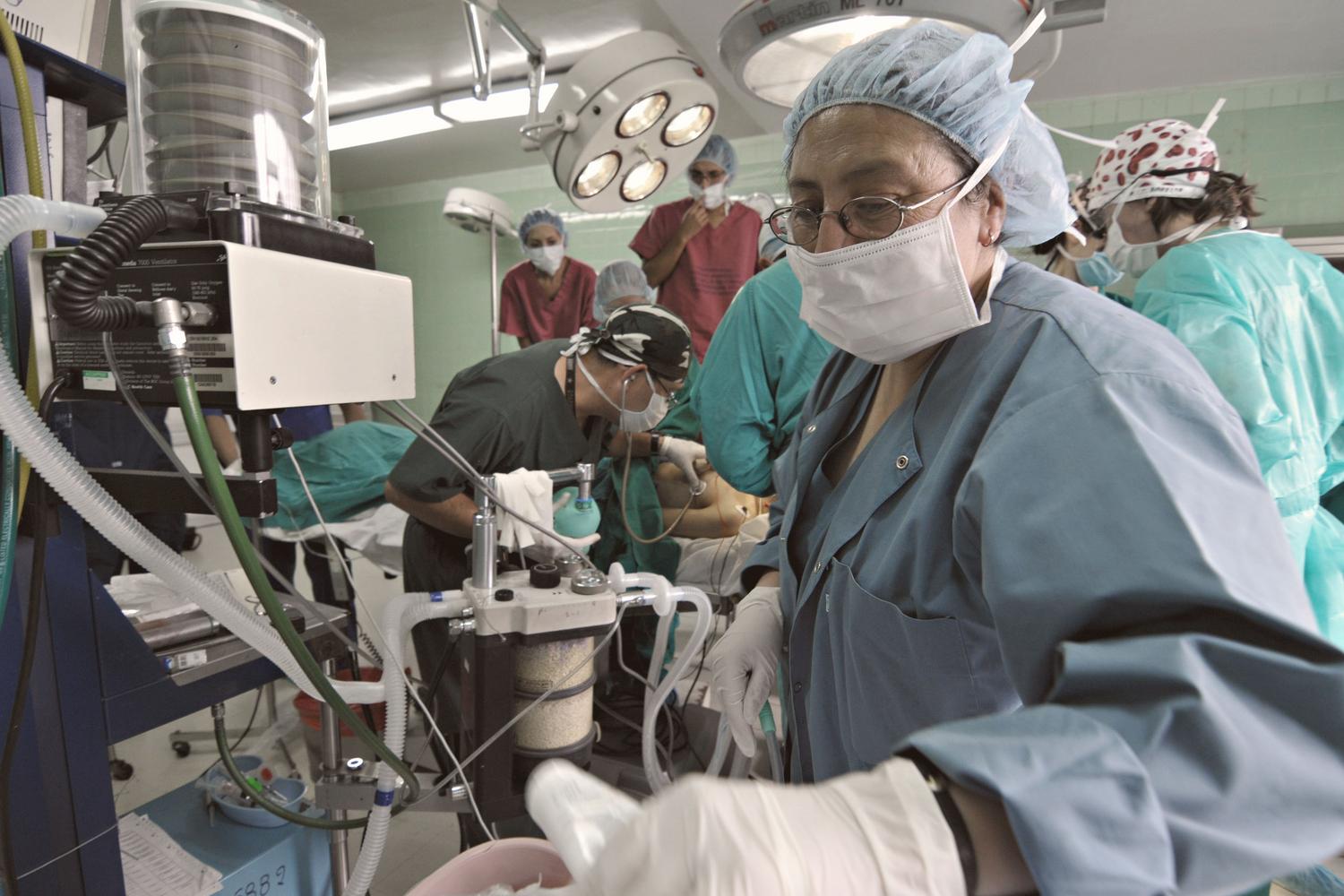 Equipo quirúrgico trabajando de manera coordinada durante una intervención quirúrgica.
