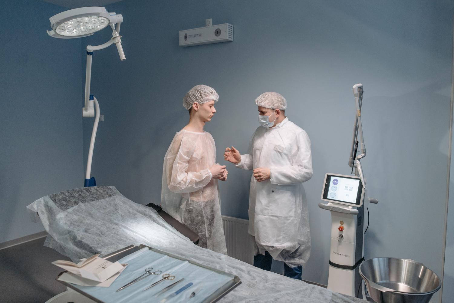 Consulta médica preoperatoria entre um médico e um paciente para avaliar a estratégia de anestesia.