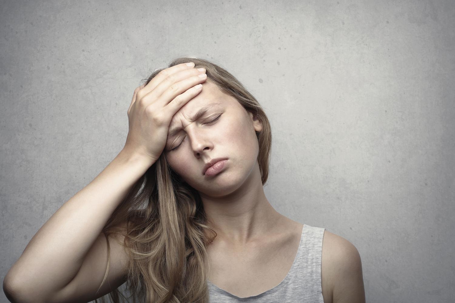 Mujer expresando fatiga y angustia emocional debido al impacto invisible del dolor crónico.