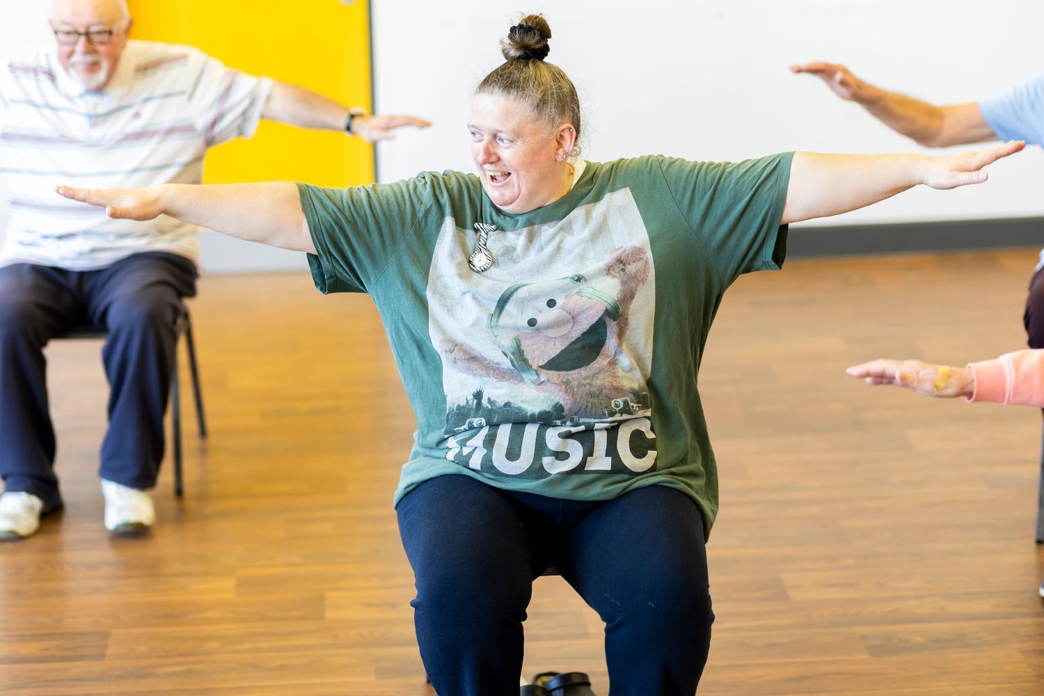 Pessoas idosas participando de uma aula de exercícios sentados, relacionando-se com a avaliação do equilíbrio sentado e a prevenção.