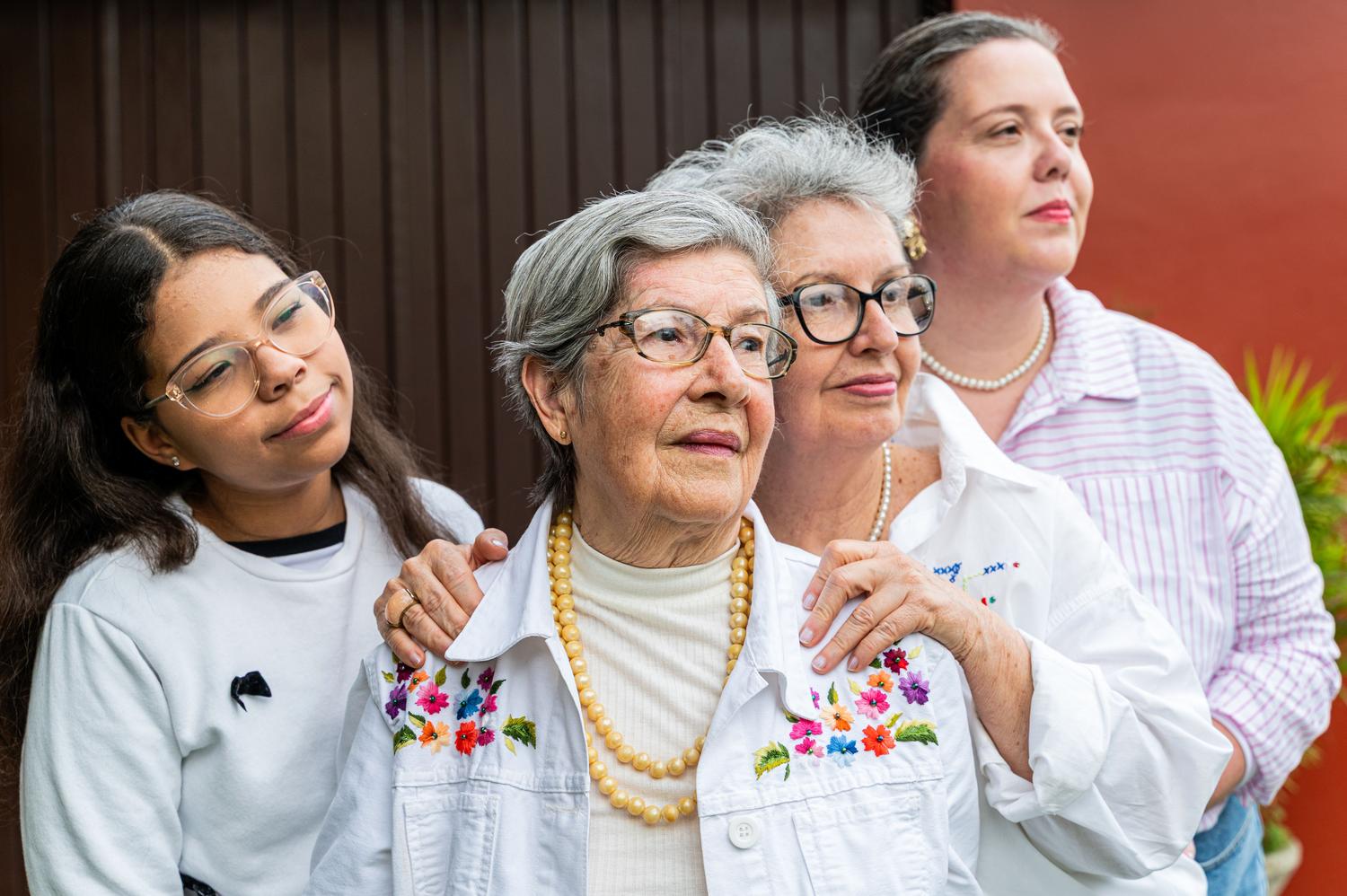 Retrato generacional de quatro mulheres de diferentes idades, simbolizando o apoio social, os vínculos familiares e o respeito intergeracional.