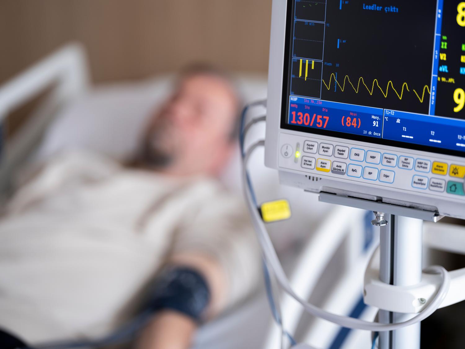 Paciente en cama de UCI con monitor de signos vitales, contexto donde se aplica el Score NUTRIC