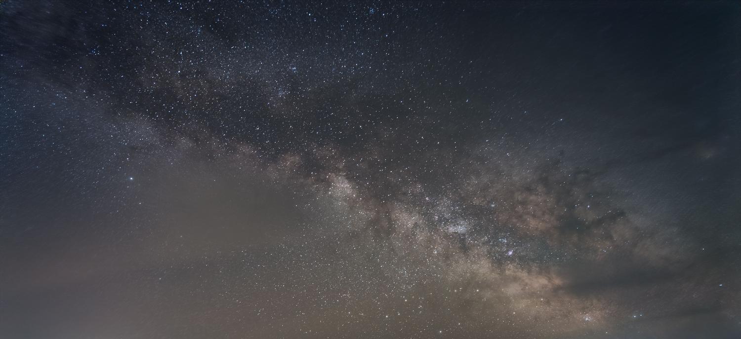 Vista impresionante de la Vía Láctea mostrando la organización de la materia en galaxias tras miles de millones de años.