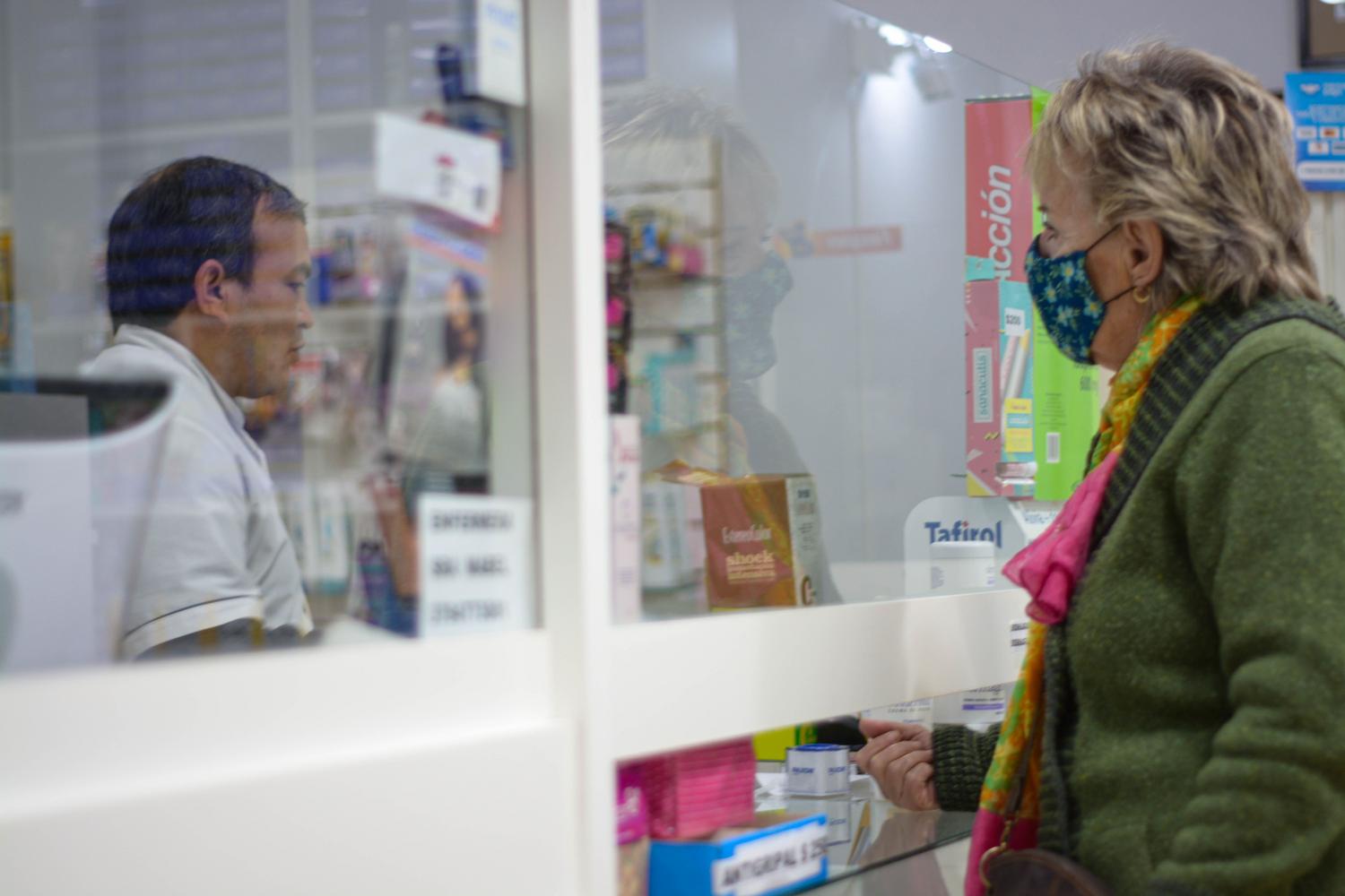 Interacción entre una cliente y un farmacéutico en la farmacia, el entorno donde se distribuyen los medicamentos.