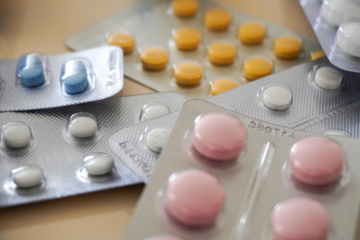 Primer plano de diversos blísteres de medicamentos, representando el producto final listo para el consumo del paciente.