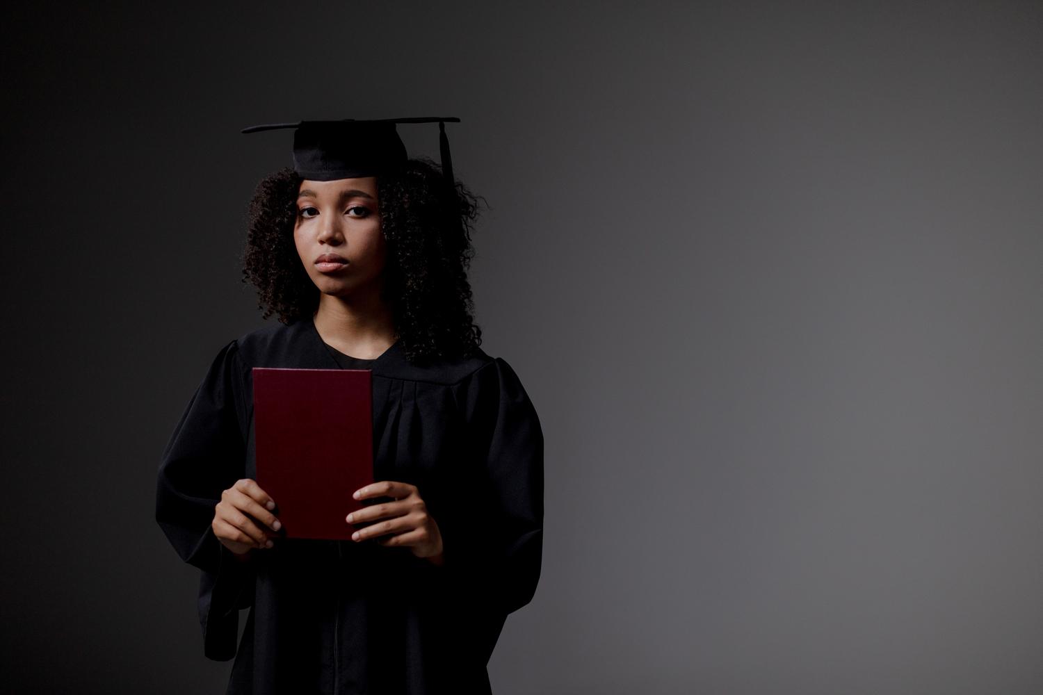 Graduada universitaria sosteniendo con orgullo su diploma, símbolo del logro académico en cualquier modalidad de máster.