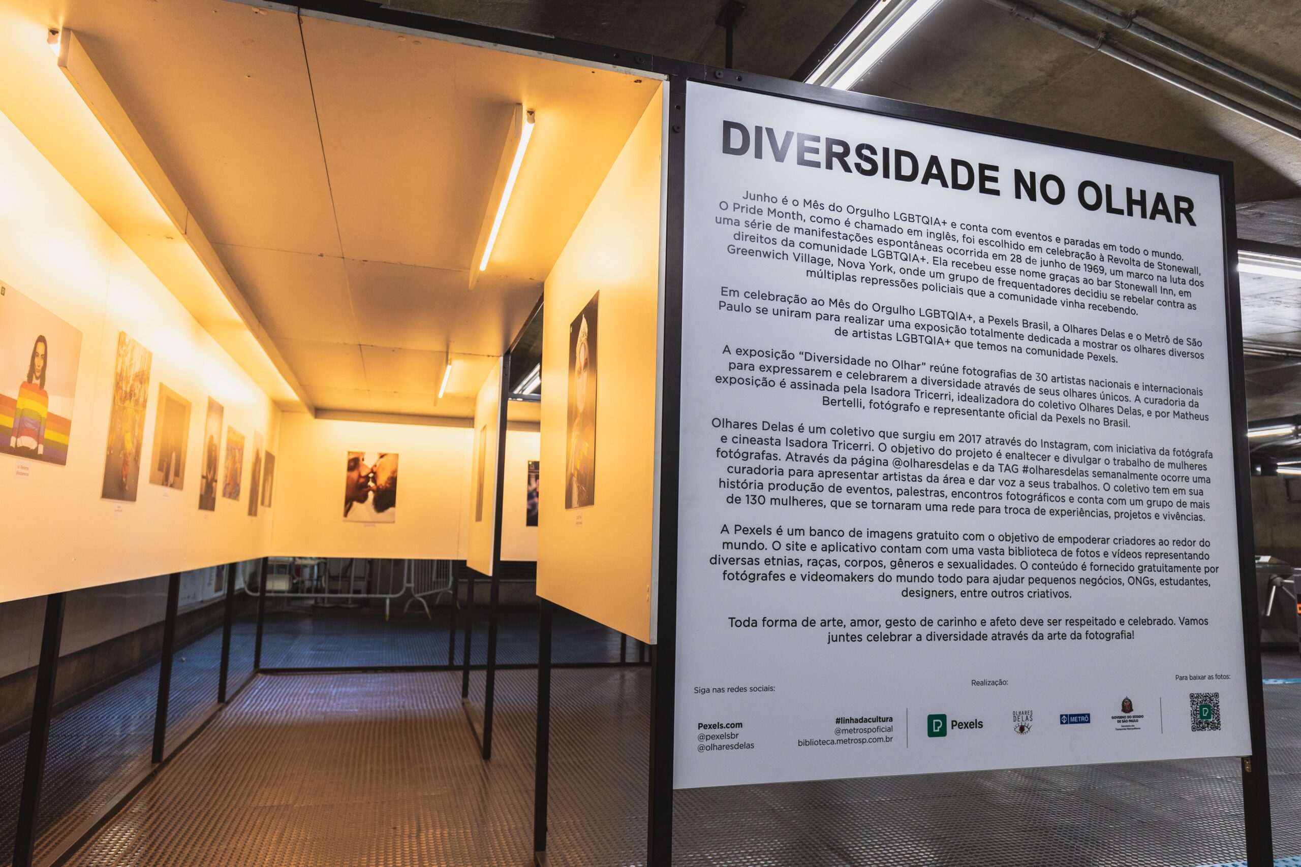 Wystawa fotografii LGBTQ+ w muzeum z różnorodnymi portretami