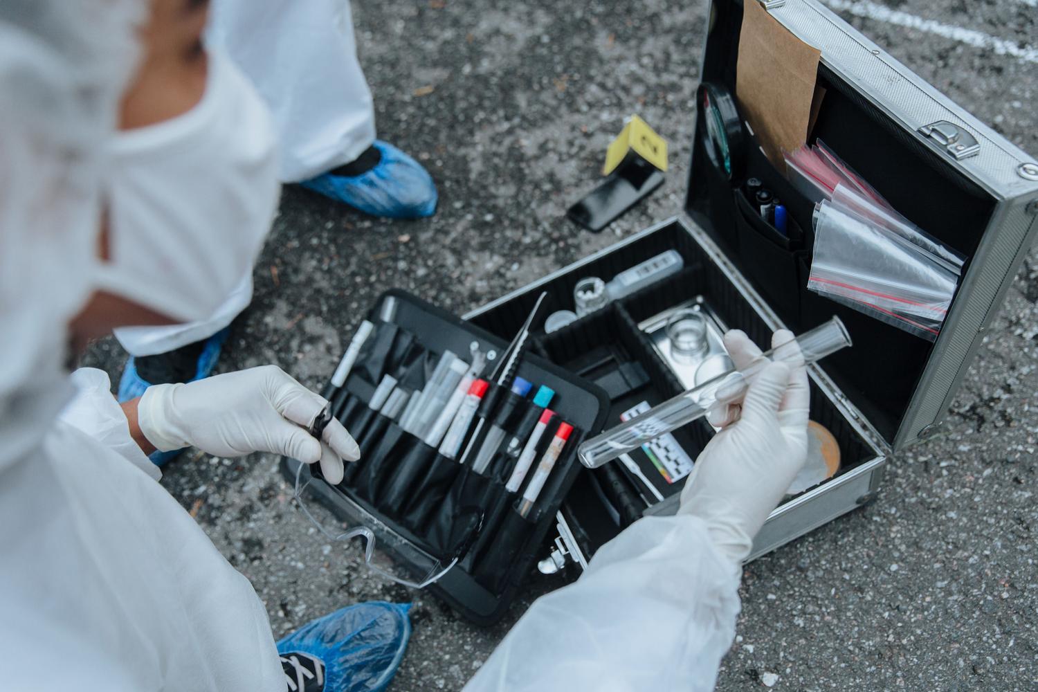 Experto forense analizando muestras en un tubo de ensayo, simbolizando la precisión científica y el análisis de vestigios invisibles.