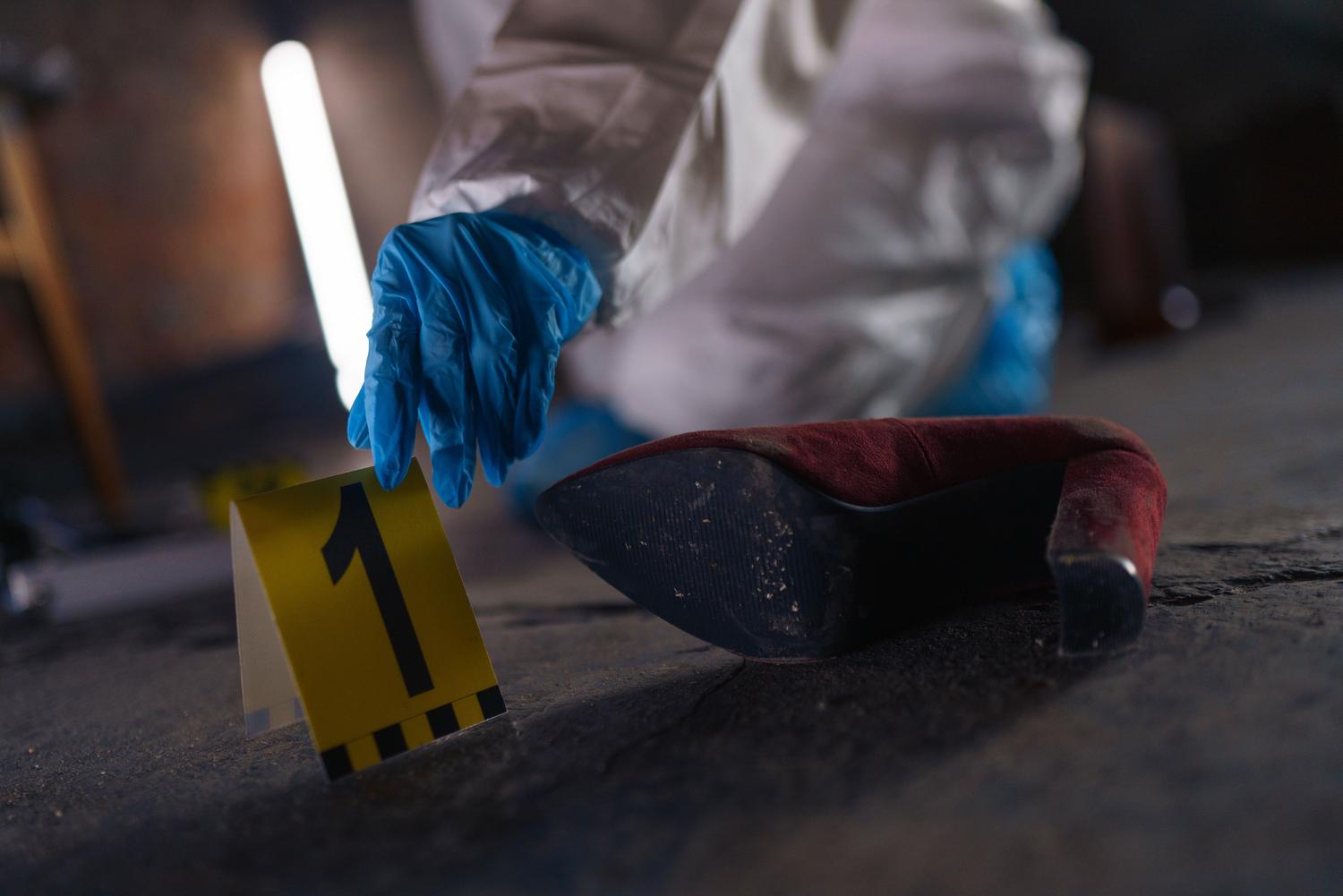 Primer plano de un marcador de evidencia numérica en una escena del crimen, representando la recolección técnica de pruebas periciales.