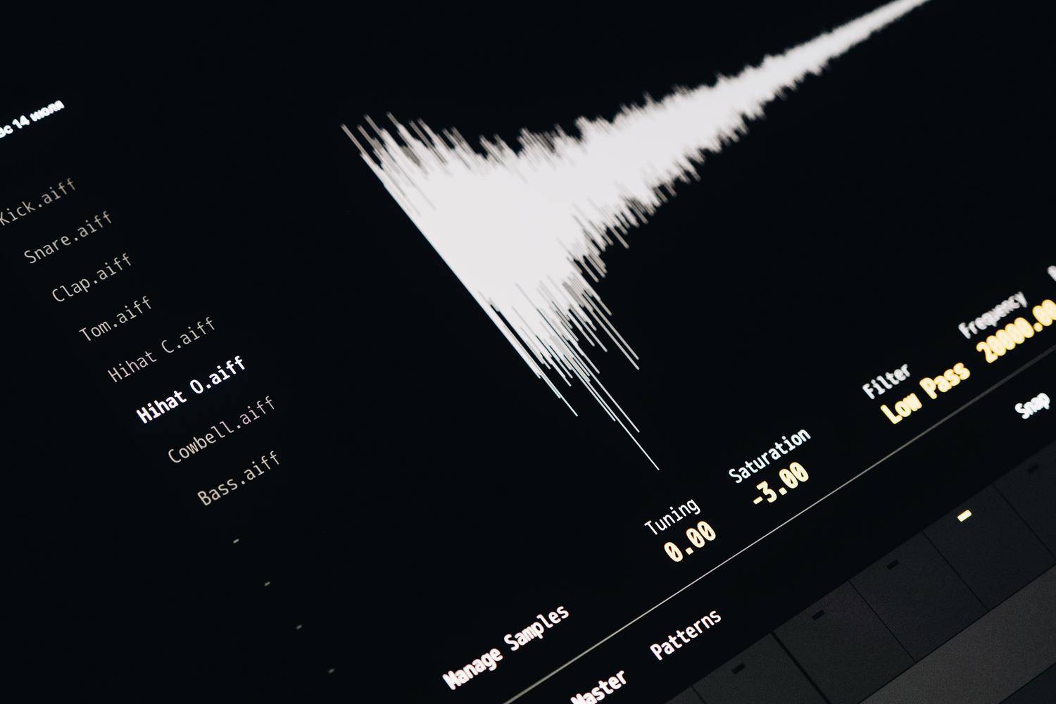 Visualización de ondas sonoras en una pantalla digital, ilustrando el proceso de acústica forense y el análisis de frecuencia de voz.
