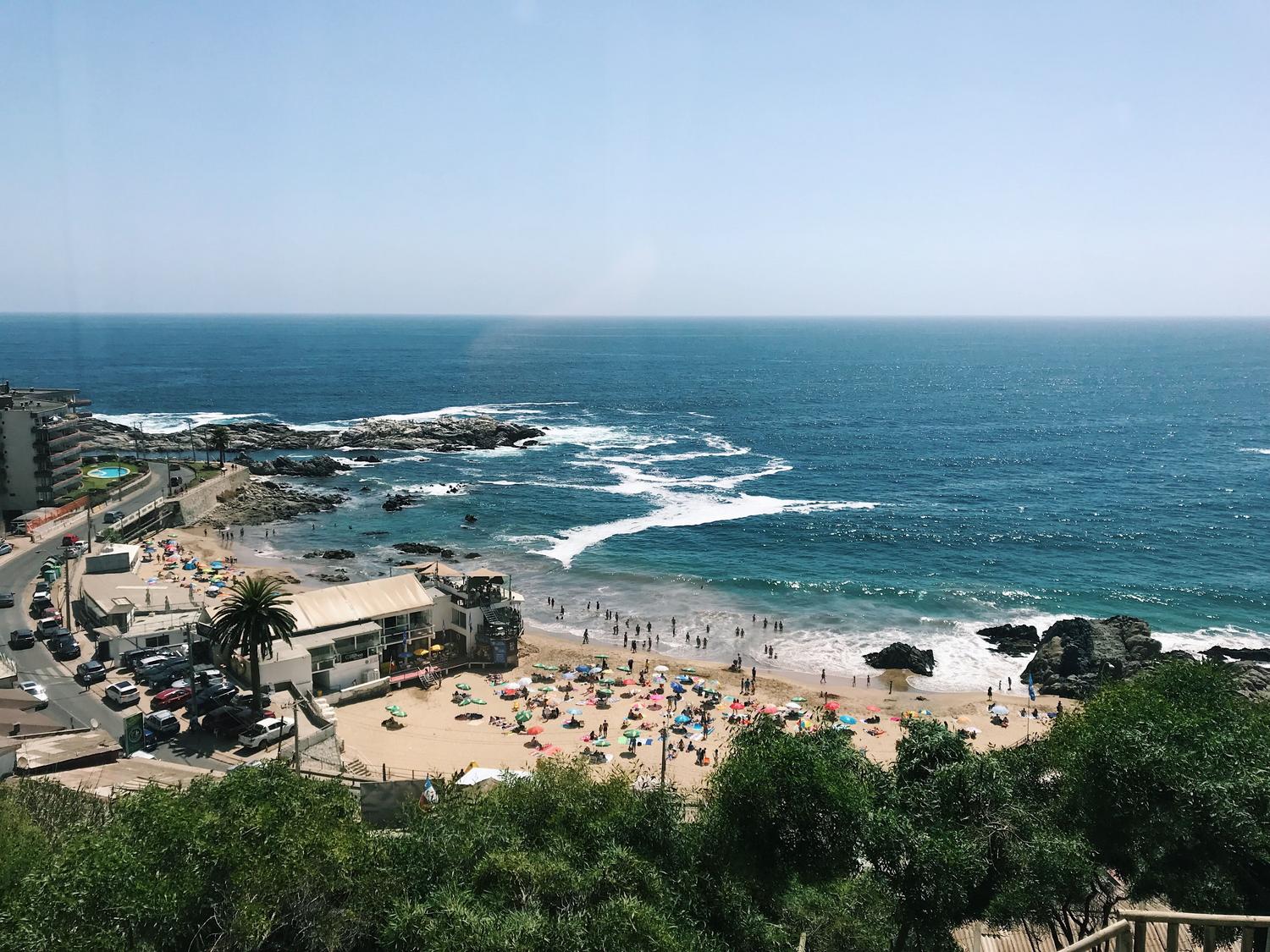 Vista panorámica de una playa soleada Vista panorámica de una playa soleada, sugiriendo la preferencia por el agua del mar frente a la clorada de las piscinas.