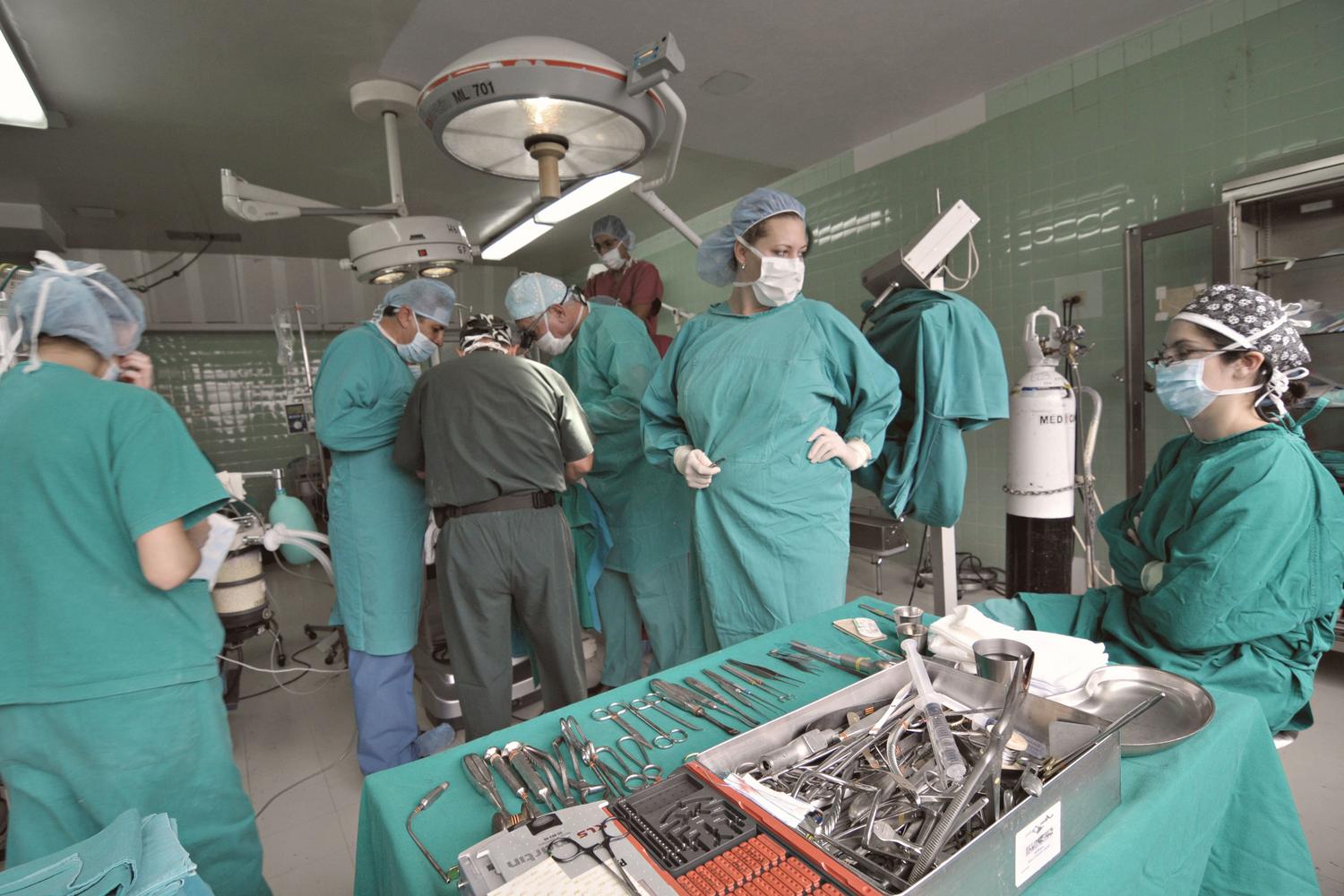 Equipo quirúrgico coordinado trabajando con precisión en un quirófano, ejemplo de un equipo de alta performance.