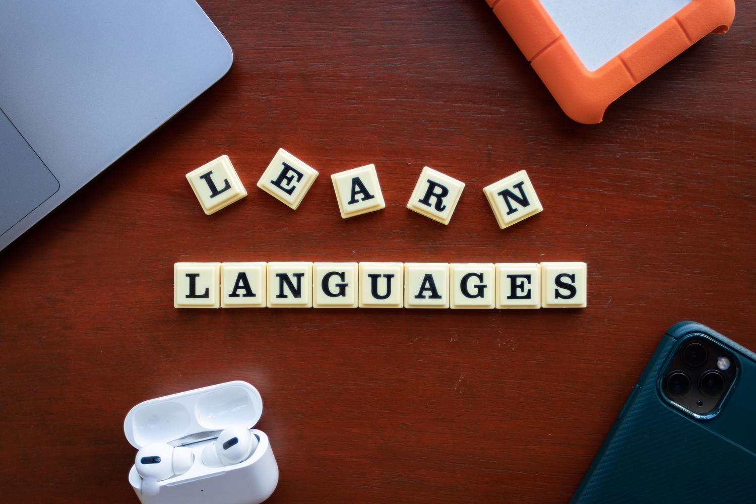 Materiales modernos para el aprendizaje de idiomas, incluyendo libros y tecnología, representando el control cognitivo en adultos.