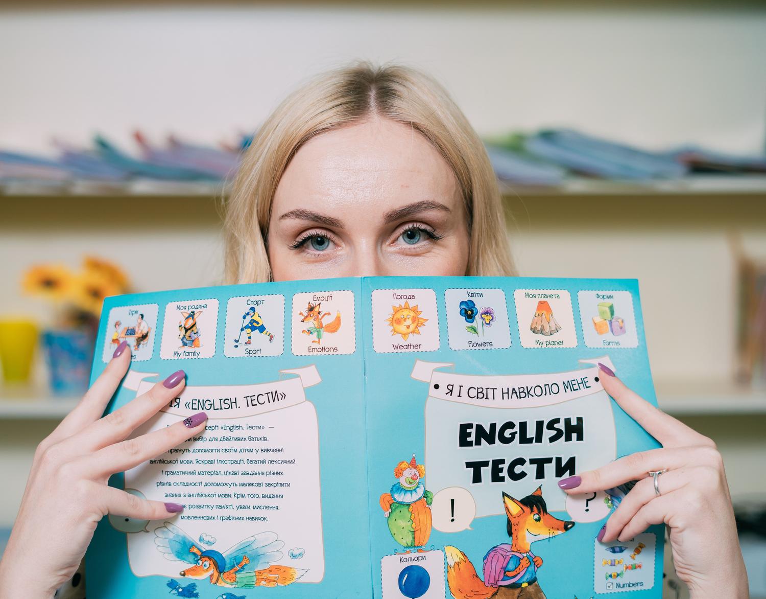 Persona concentrada leyendo un libro en inglés, representando el proceso de aprendizaje y la plasticidad cerebral en la edad adulta.