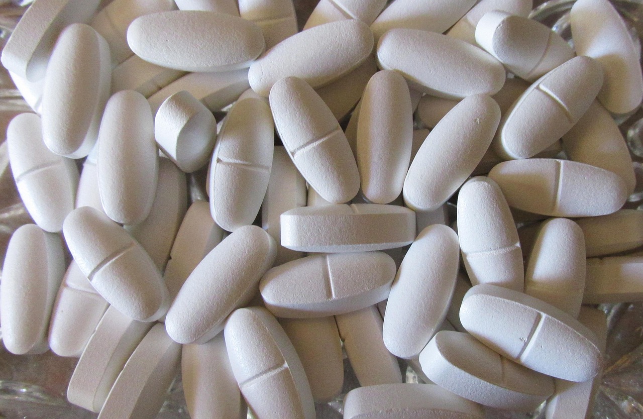 Suplementos de calcio y vitamina D en tabletas, esenciales para la prevención y el tratamiento de la pérdida de masa ósea.