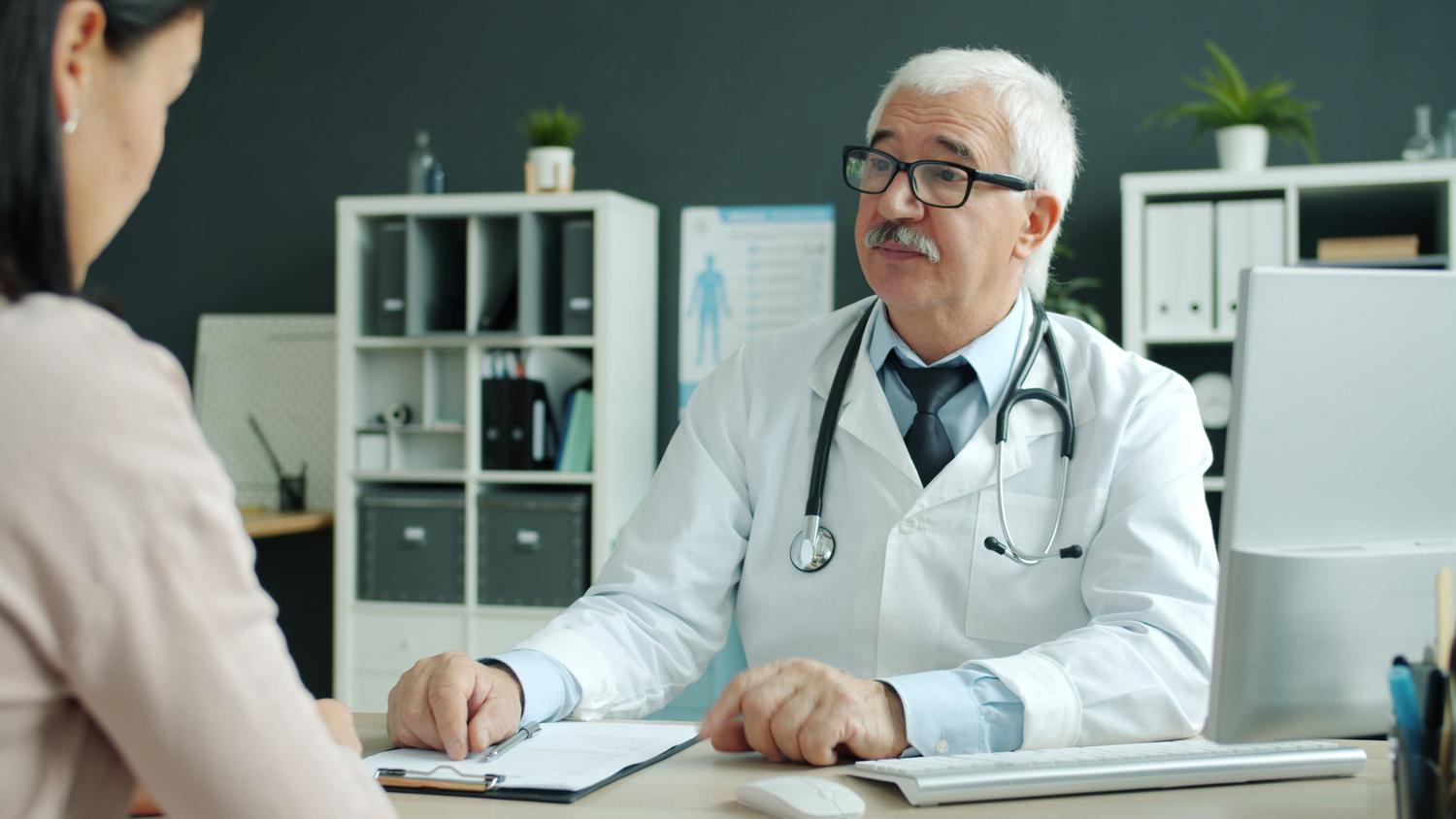 Consulta médica profissional entre um endocrinólogo e um paciente para o tratamento de la obesidad.
