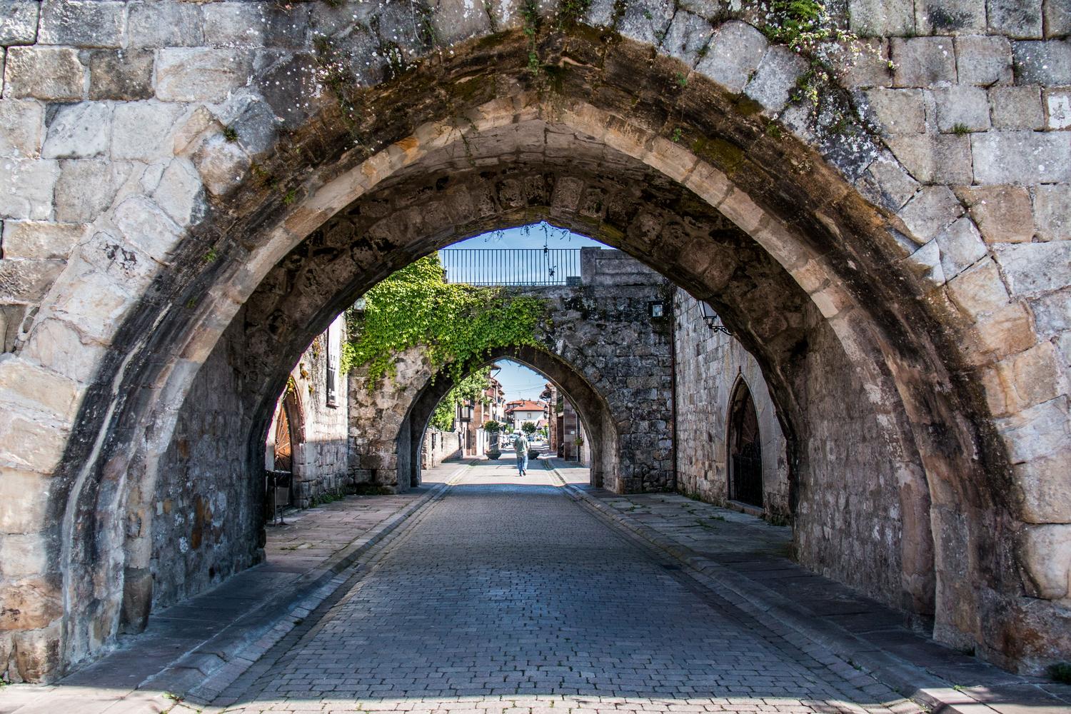 El Arco de la Villa en Laredo, un ejemplo de arquitectura medieval en piedra en Cantabria.