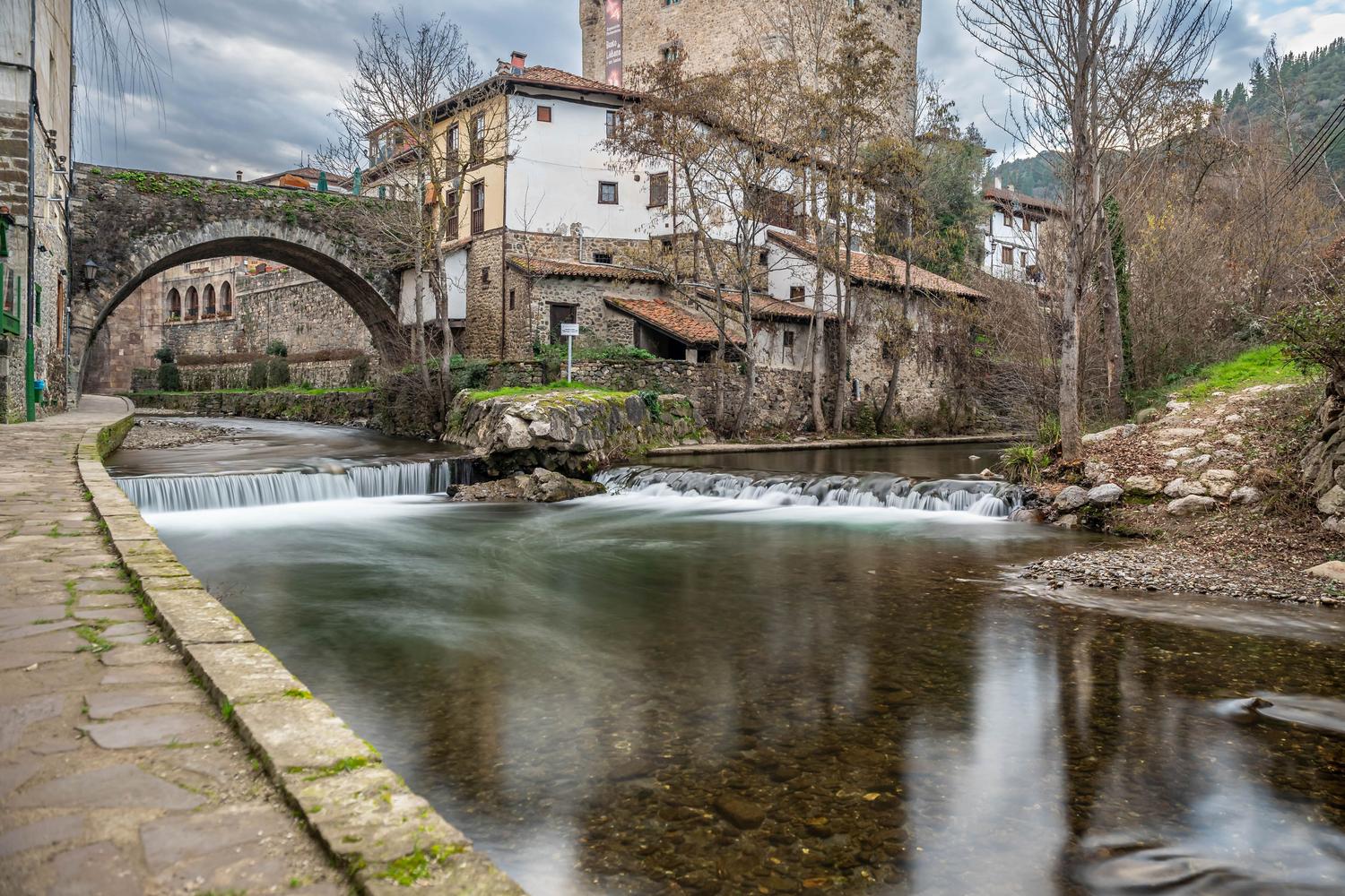 Vista do Puente de San Cayetano y la Torre del Infantado en el pueblo de Potes, Cantabria.
