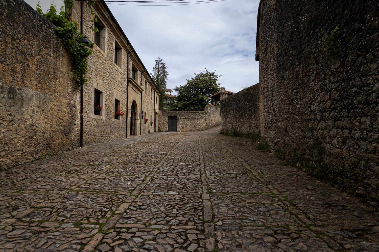 Calles empedradas y casonas de piedra tradicionales en Santillana del Mar, Cantabria.