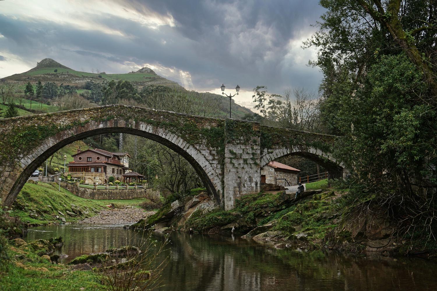 Vista panorámica del emblemático puente de piedra de Liérganes sobre el río Miera.