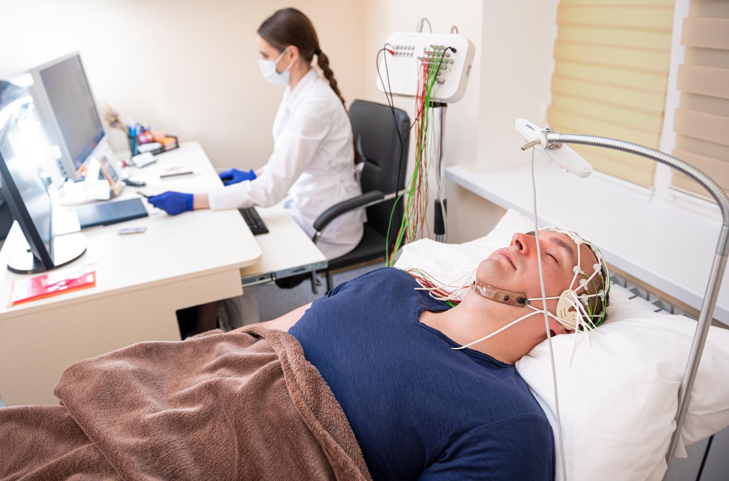 Prueba de polisomnografía en un centro médico para el diagnóstico preciso de la apnea obstructiva del sueño mediante el monitoreo cerebral.