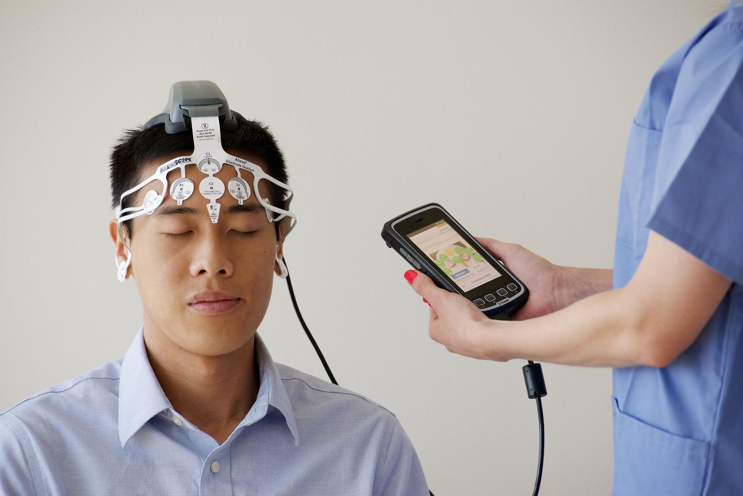 Profesional realizando un examen de electroencefalograma (EEG) para analizar la actividad cerebral en el contexto del neuroemprendimiento.