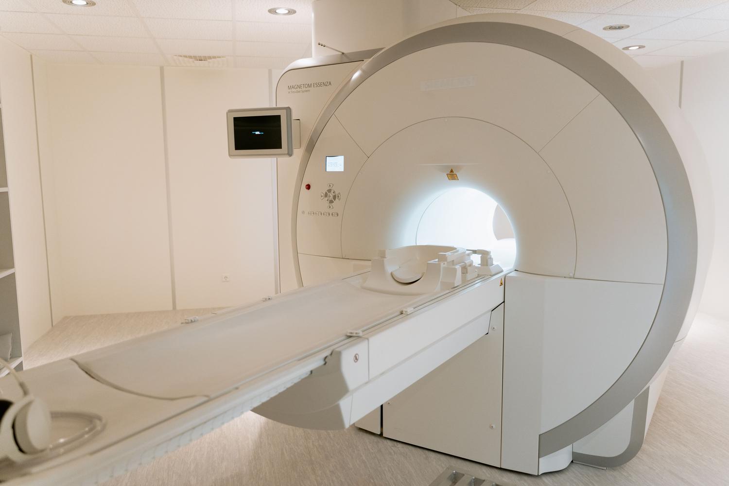 Máquina de resonancia magnética moderna en una sala de hospital, utilizada para el diagnóstico preciso de patologías neurológicas hereditarias.