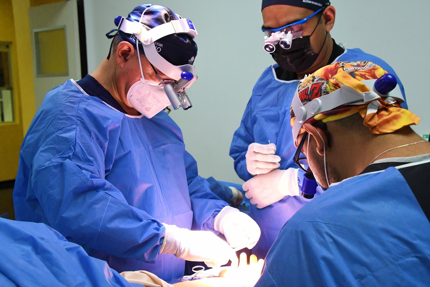 Equipo médico de cirujanos concentrados en una operación precisa en un quirófano equipado, ilustrando la ciencia rigurosa y el trabajo en equipo.