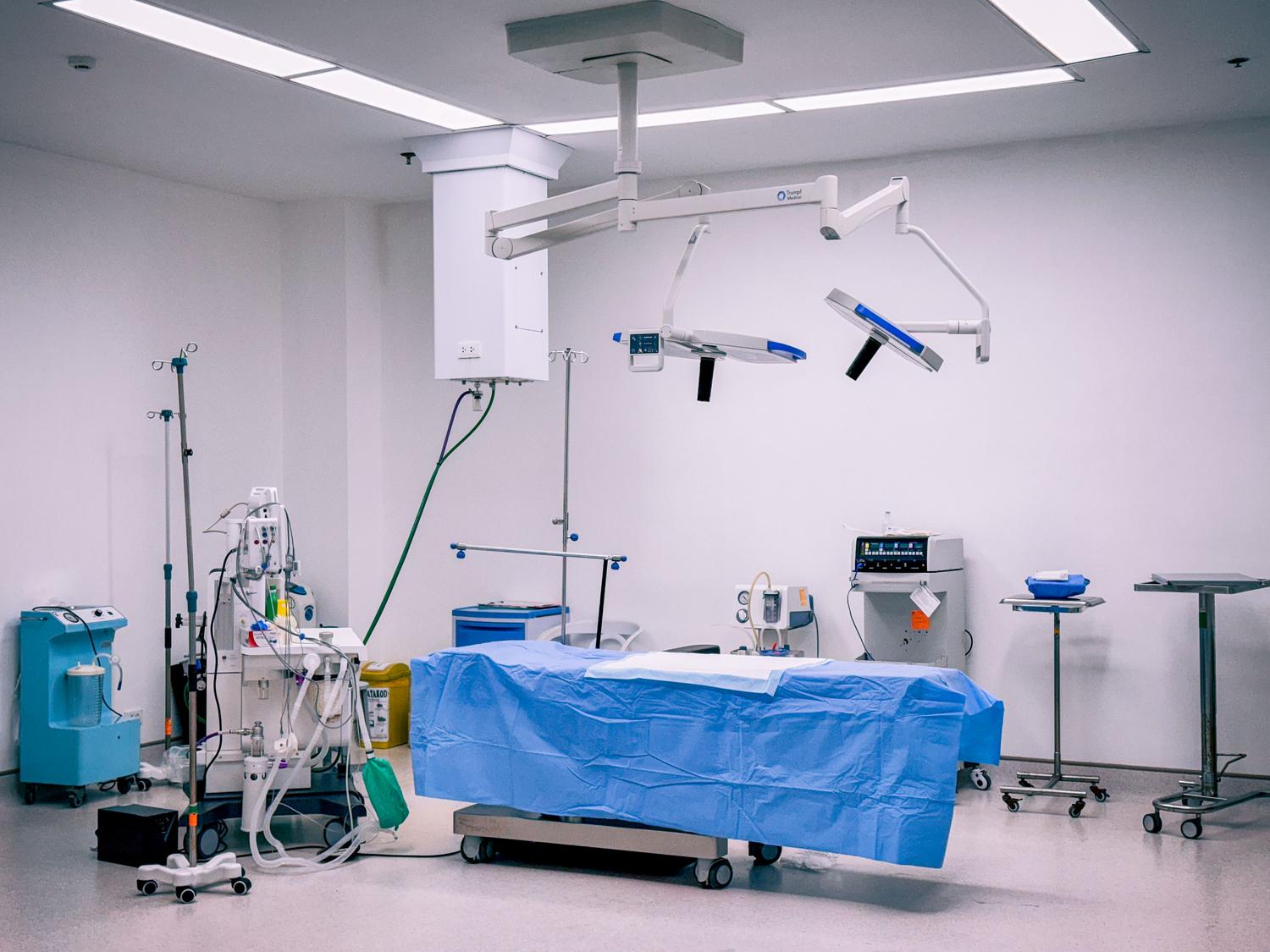 Vista de un quirófano moderno con equipamiento médico avanzado, representando la evolución constante de las técnicas quirúrgicas.