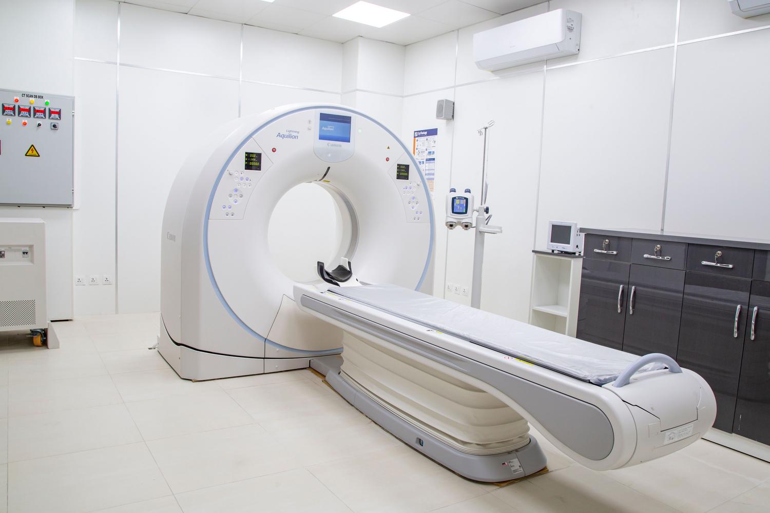 Sala de tomografía computarizada moderna y tecnológica para el diagnóstico oncológico avanzado
