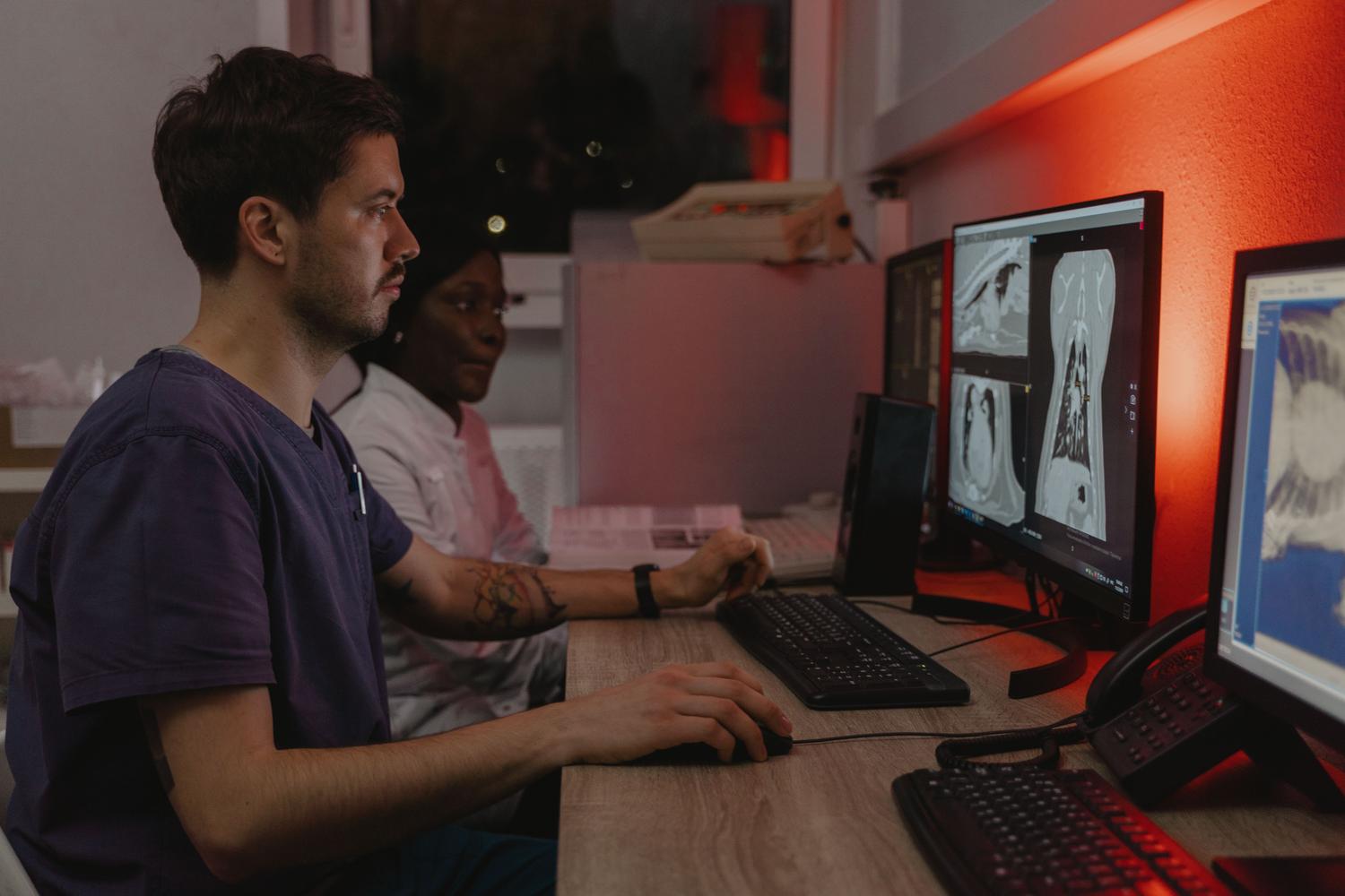 Equipo médico colaborando en la interpretación de imágenes diagnósticas para la toma de decisiones clínicas
