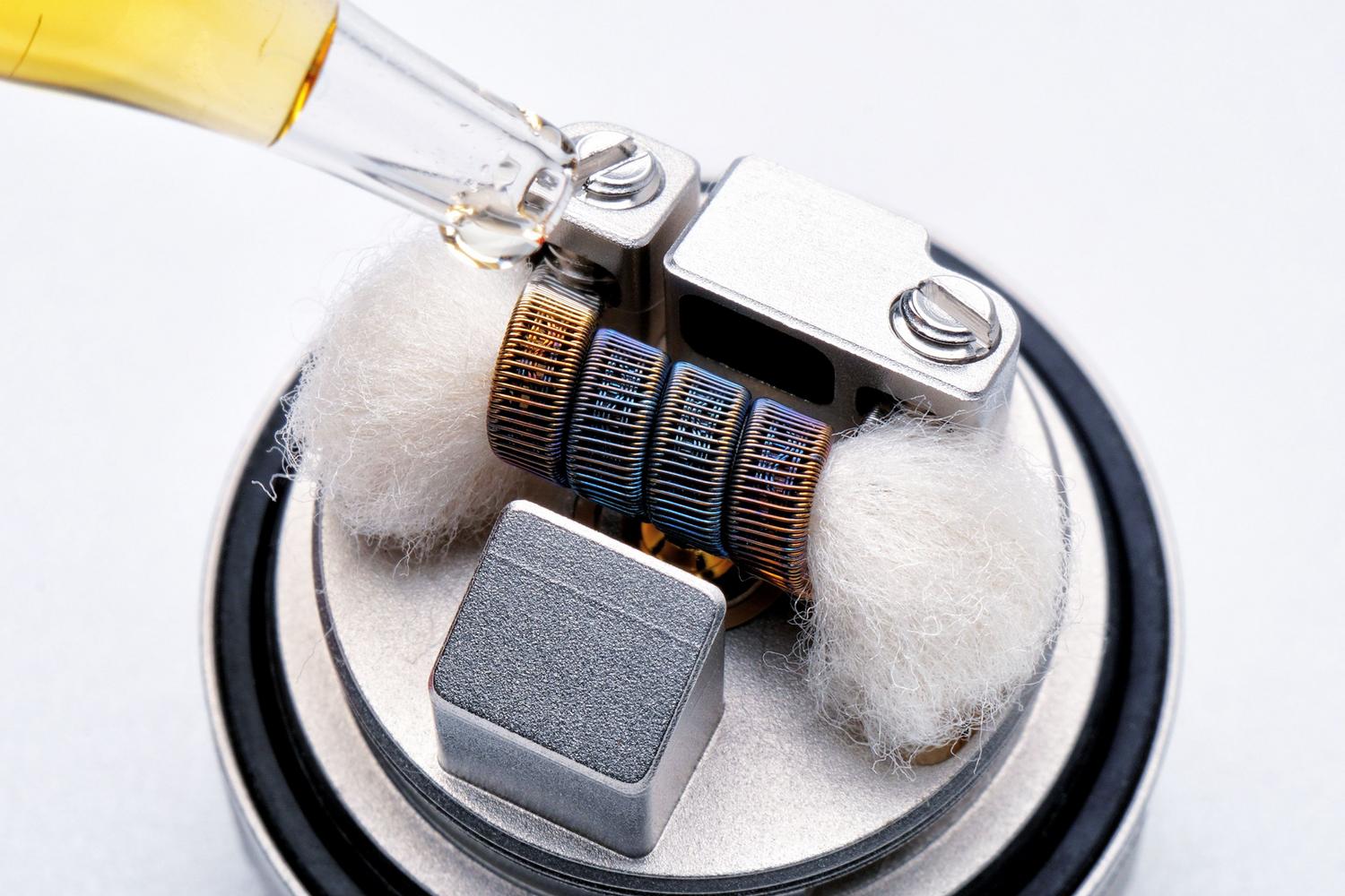 Detalle macro de una resistencia (coil) de vapeo, representando la parte técnica y los riesgos asociados a la calidad de los materiales.