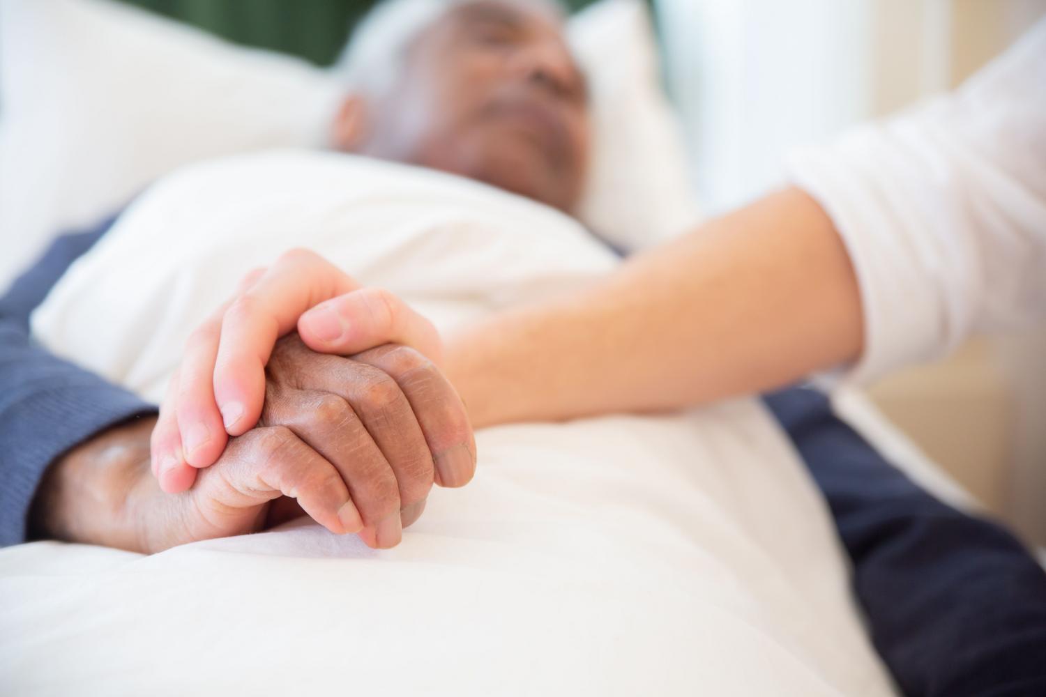 Acompañamiento humano y soporte emocional durante el proceso final de la vida, destacando la empatía y la presencia.