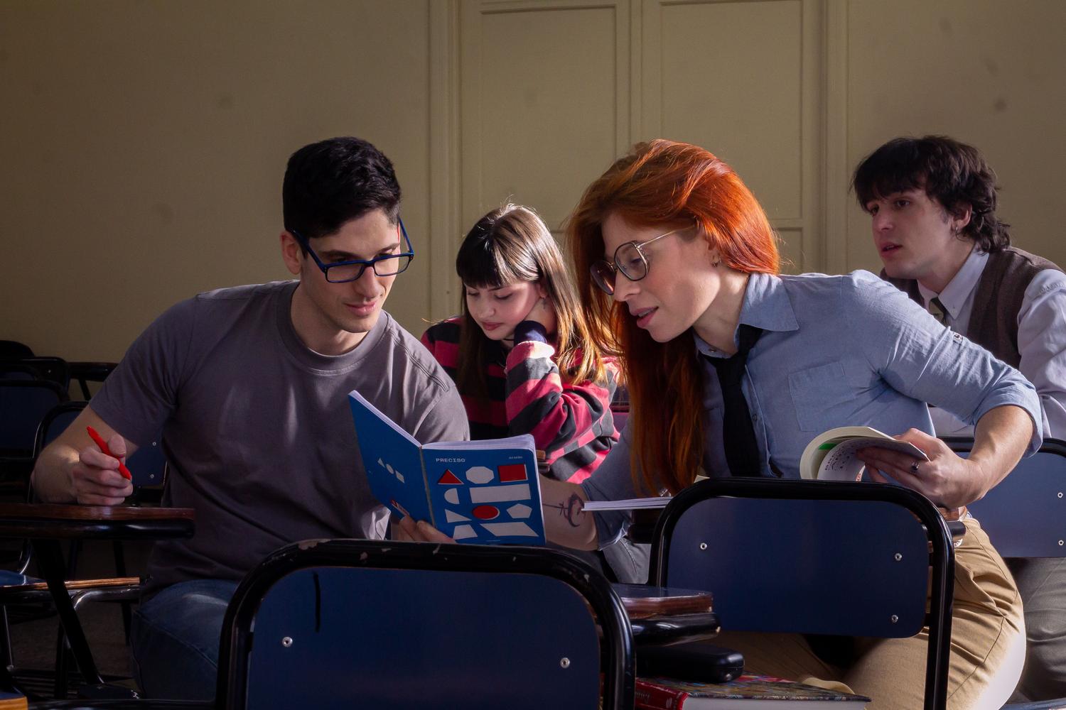 Grupo de estudiantes trabajando colaborativamente en un ejercicio de geometría, ilustrando las metodologías activas en el aula.
