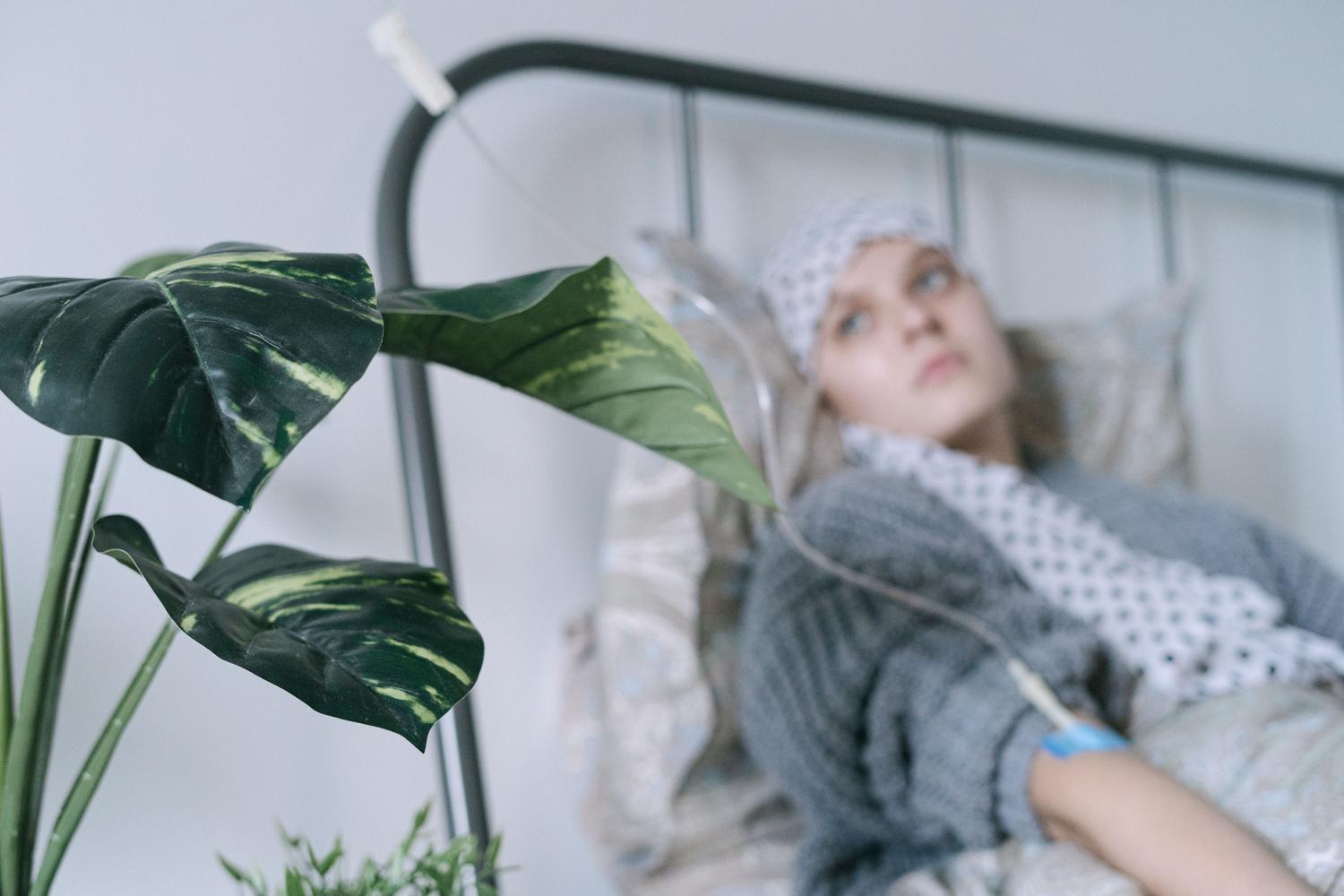 Paciente recibiendo tratamiento de inmunoterapia mediante goteo intravenoso en una cama de hospital