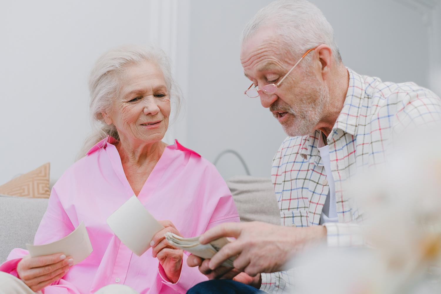 Pareja de ancianos sonrientes compartiendo recuerdos, ilustrando la calidad de vida durante la jubilación