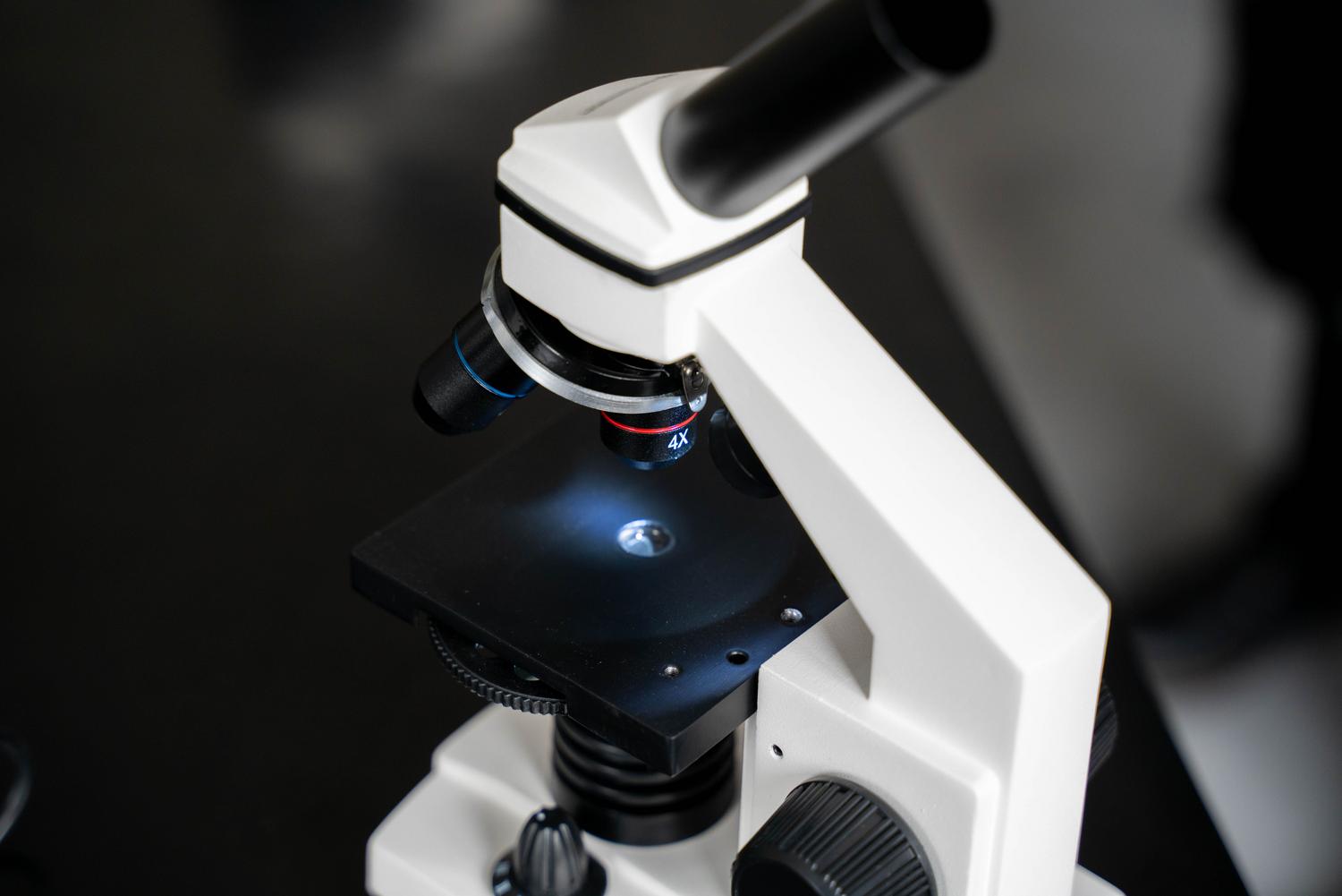Primer plano de un microscopio de laboratorio, herramienta clave para el diagnóstico de la enfermedad.