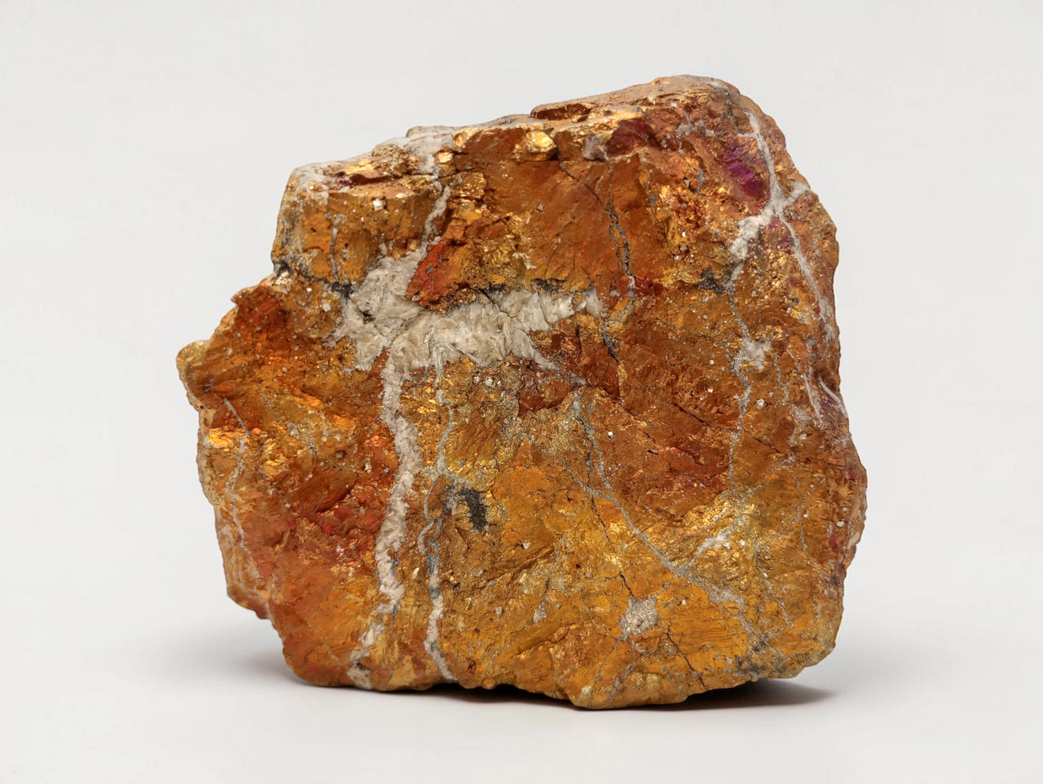 Muestra de mineral de bornita, representando el cobre fundamental para el organismo.