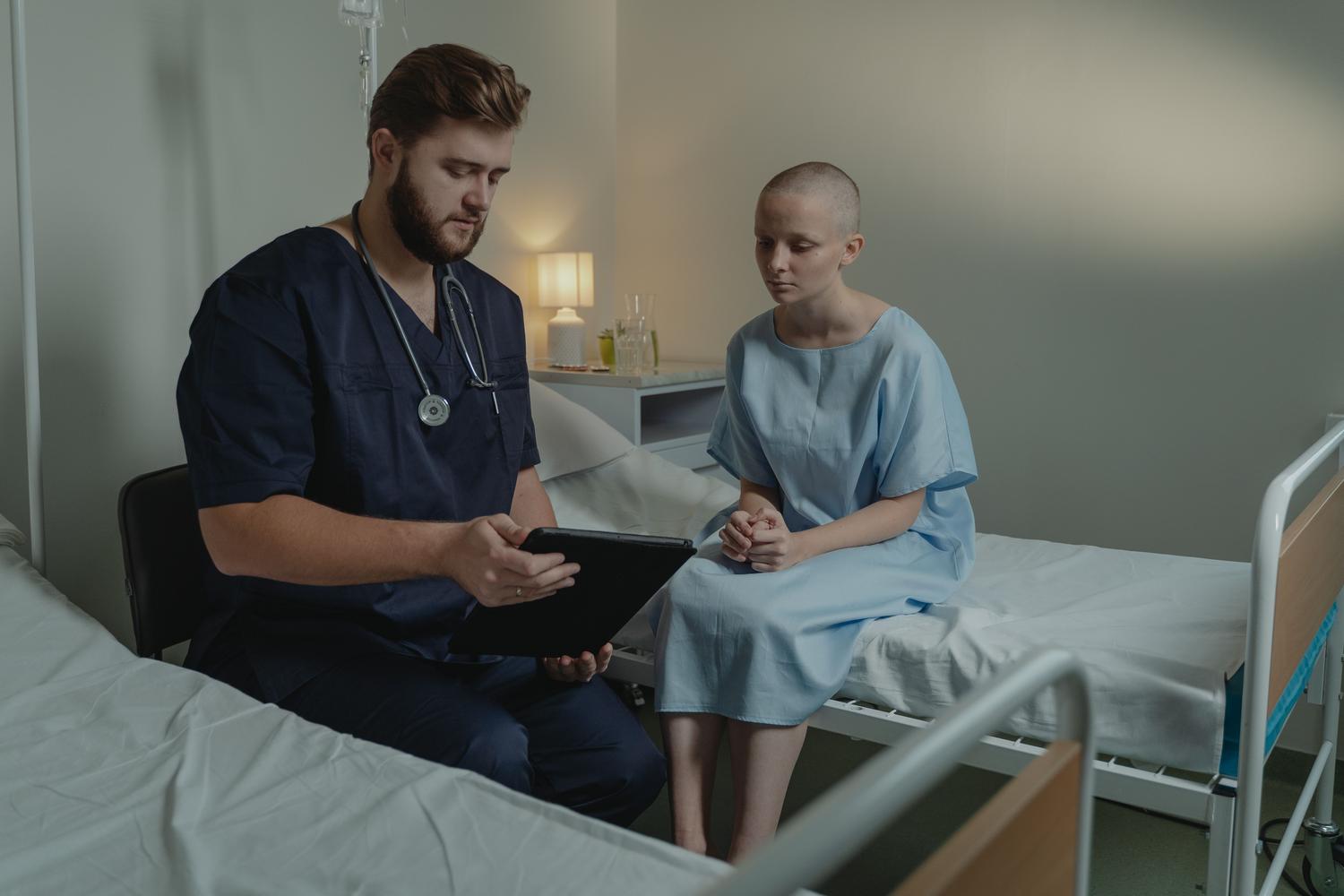 Profesional de salud utilizando una tablet para consultar la información de un paciente en el hospital.