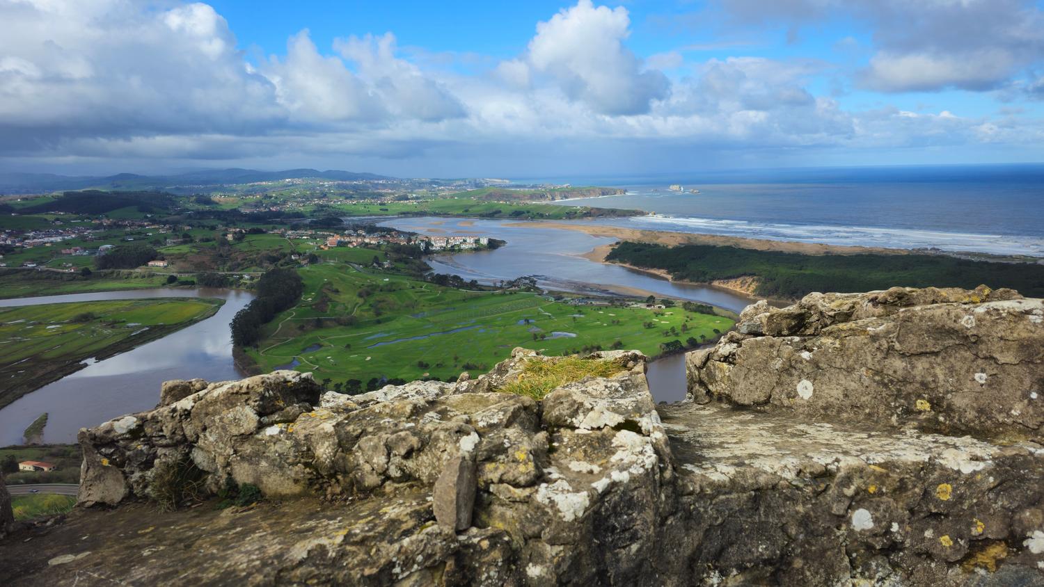 Vista panorámica de la costa de Cantabria, España, mostrando colinas verdes y el mar Cantábrico. Vista panorámica de la costa de Cantabria, España, mostrando colinas verdes y el mar Cantábrico.
