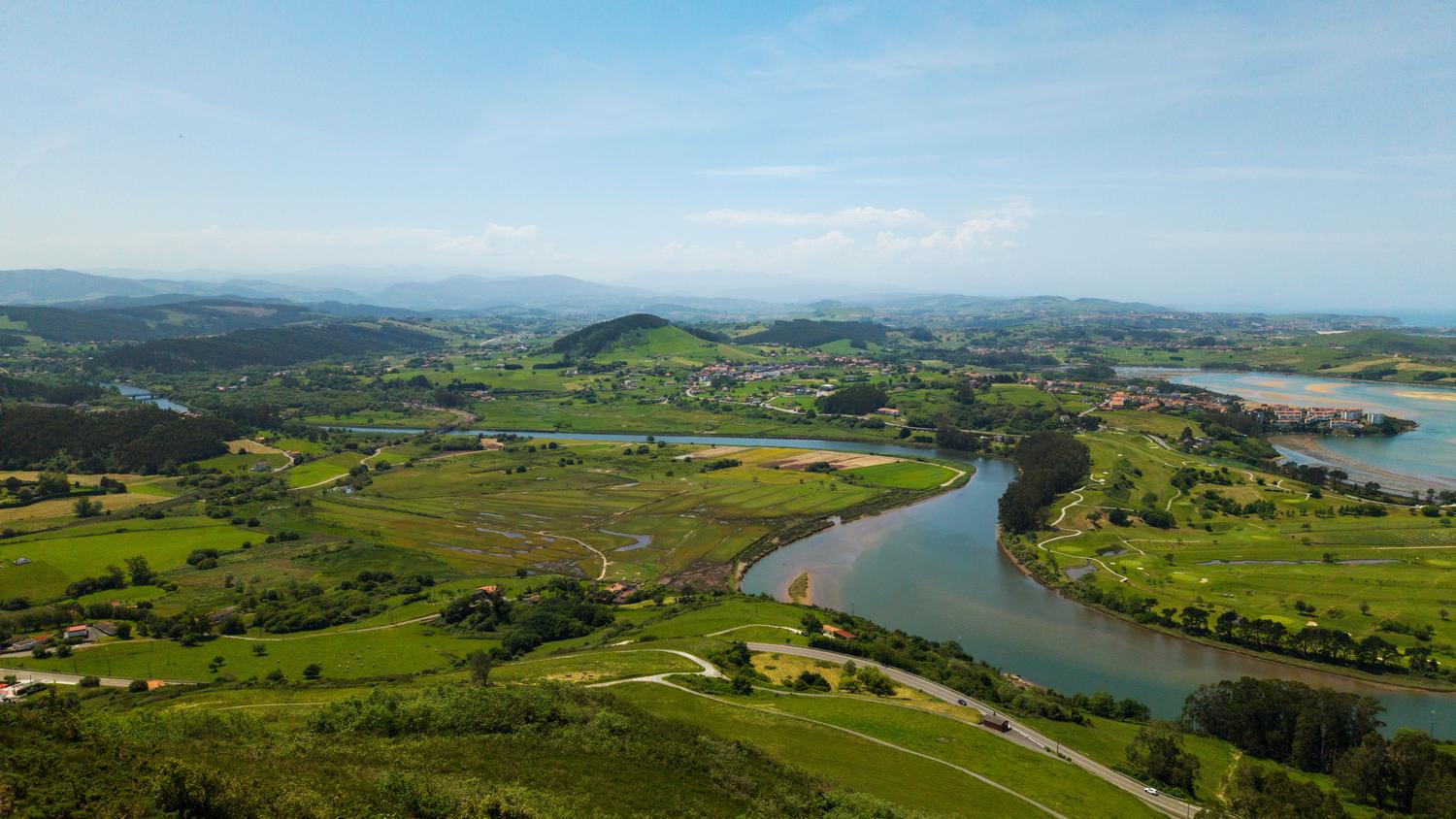 Vista aérea de los paisajes verdes y ríos de Cantabria, reflejando la naturaleza exuberante de la región. Vista aérea de los paisajes verdes y ríos de Cantabria, reflejando la naturaleza exuberante de la región.