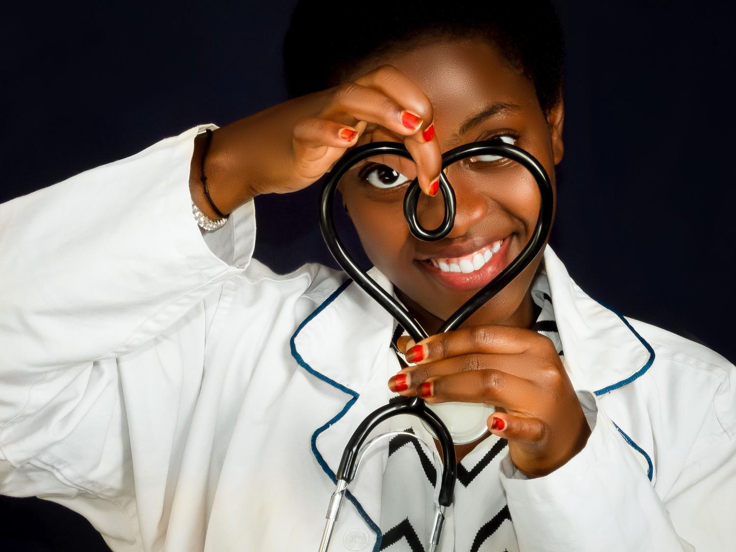 Médica profissional com estetoscópio, representando a feminização da medicina e a excelência baseada no mérito profissional.
