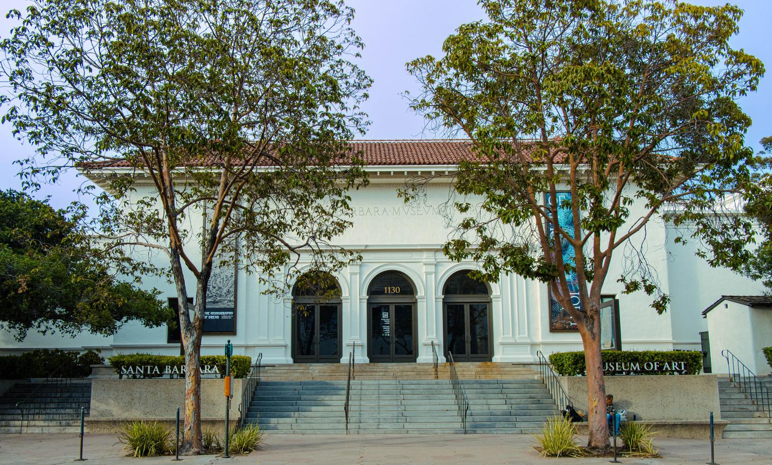 Fachada de un museo de arte, representando las instituciones que requieren estrategias de fundraising cultural.