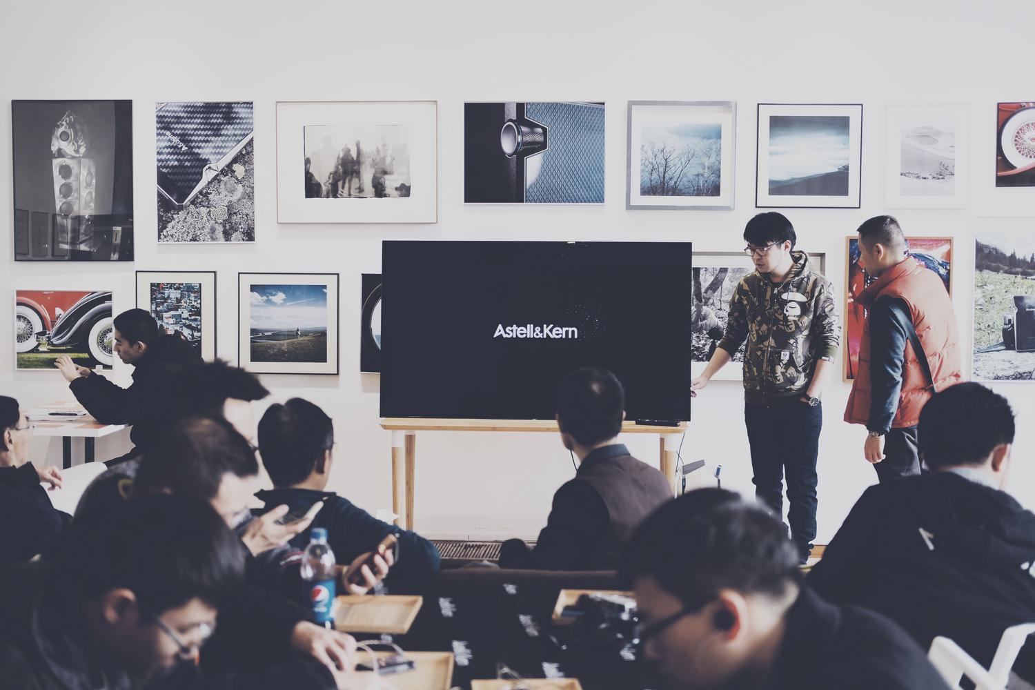 Presentación estratégica de proyectos culturales en un espacio de arte moderno para atraer patrocinadores.