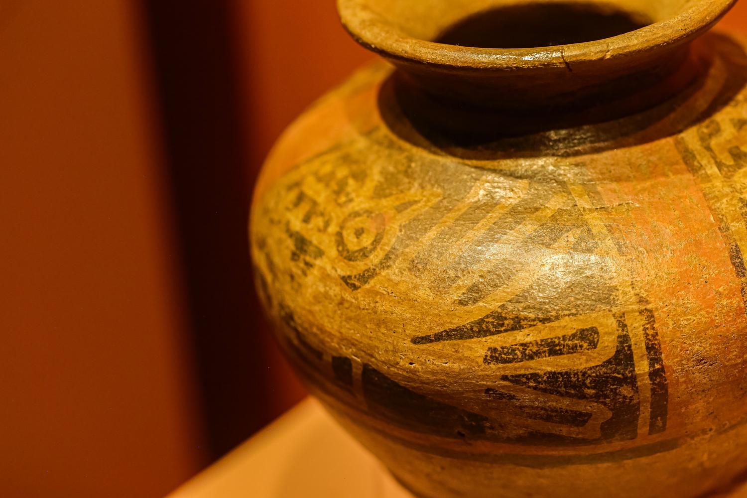 Detalle de una pieza de cerámica antigua con patrones decorativos intrincados, mostrando la evolución de la técnica desde la supervivencia hacia el arte y el simbolismo.