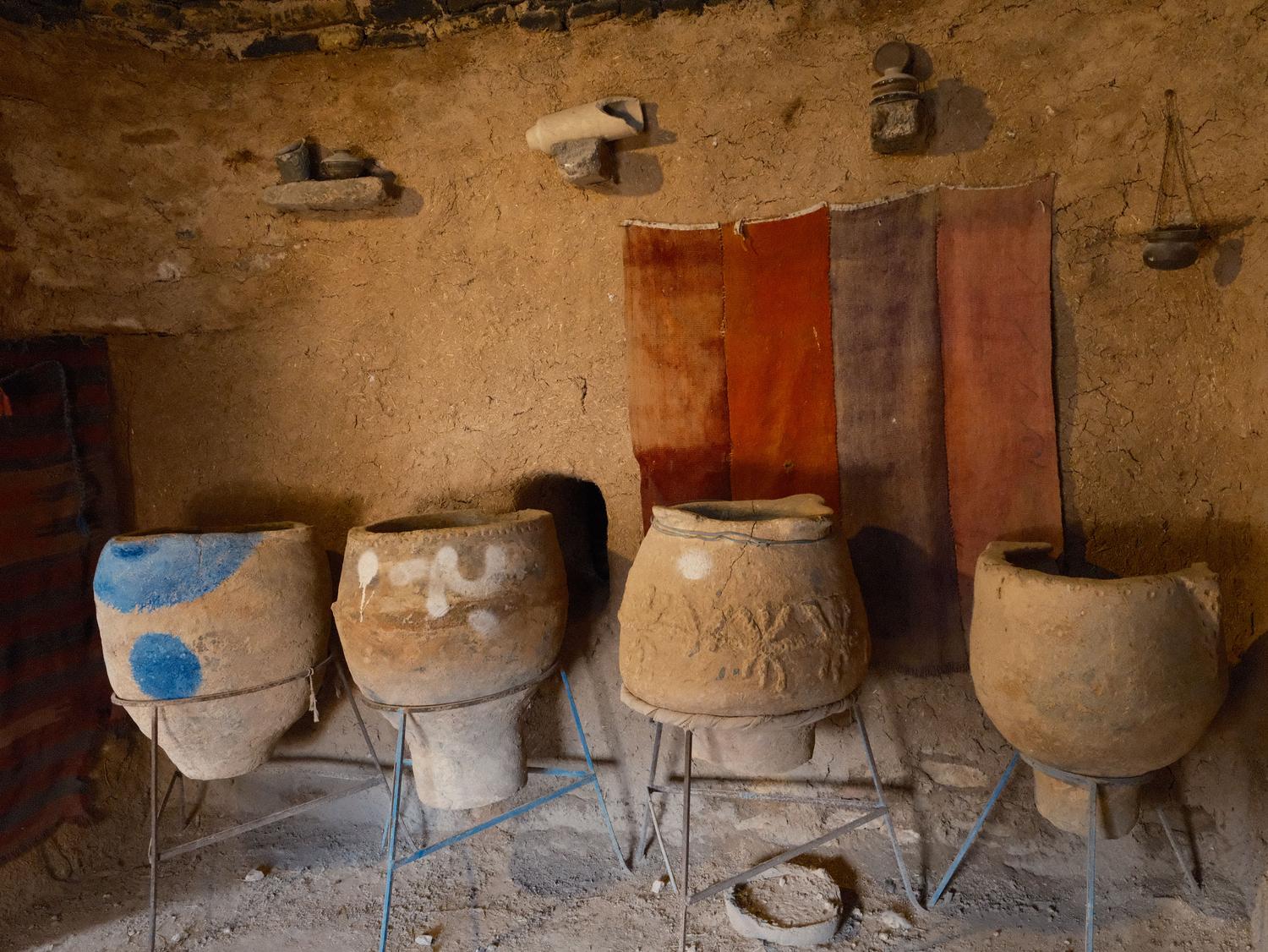 Colección de cerámica neolítica de paredes gruesas y formas globulares, típicas de los primeros asentamientos sedentarios para almacenamiento y cocción.
