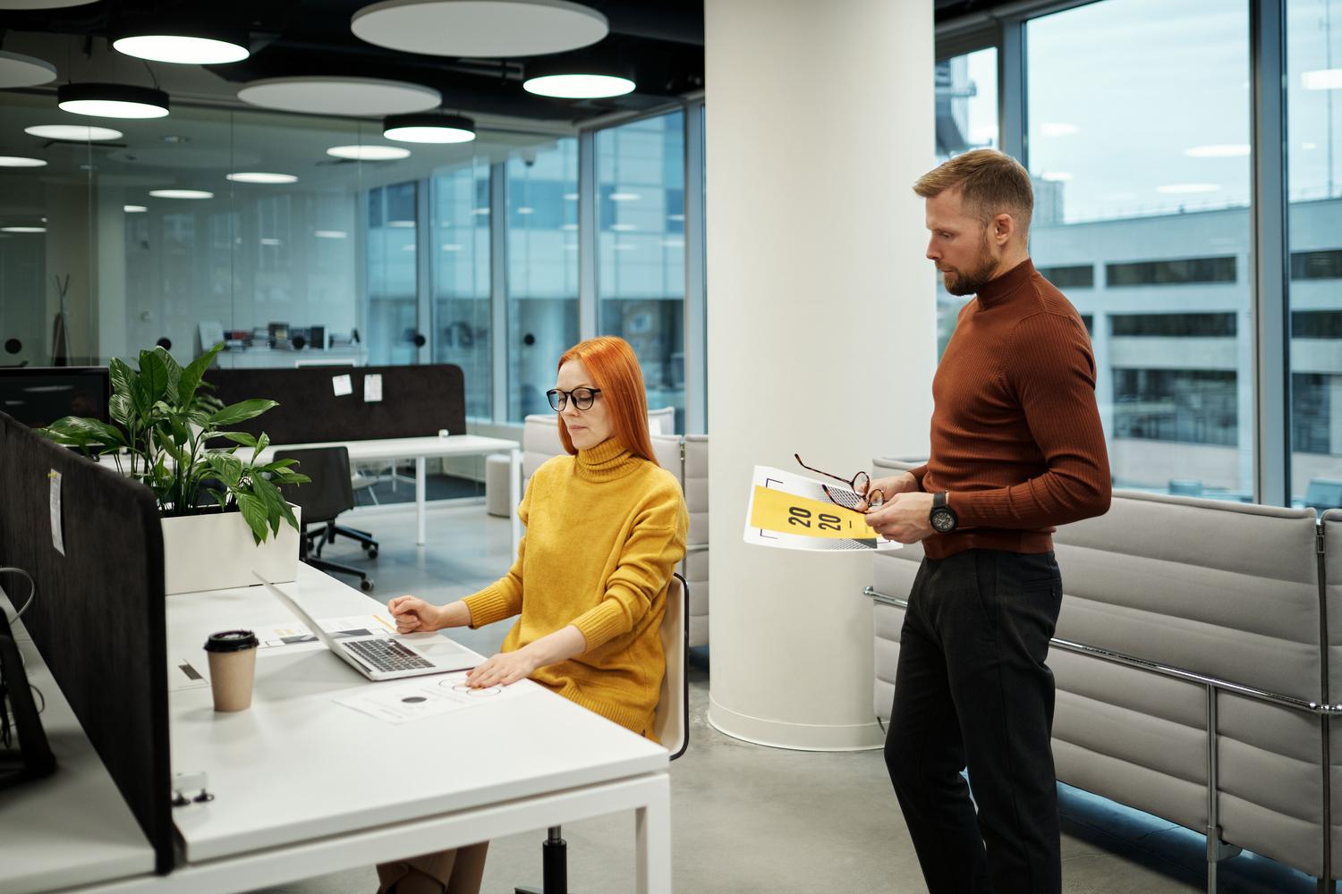 Profesionales colaborando en una oficina moderna y luminosa, representando la competitividad y el trabajo en equipo.
