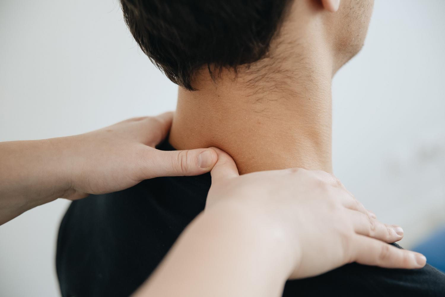 Fisioterapeuta realizando um masaje cervical profesional para aliviar la tensión